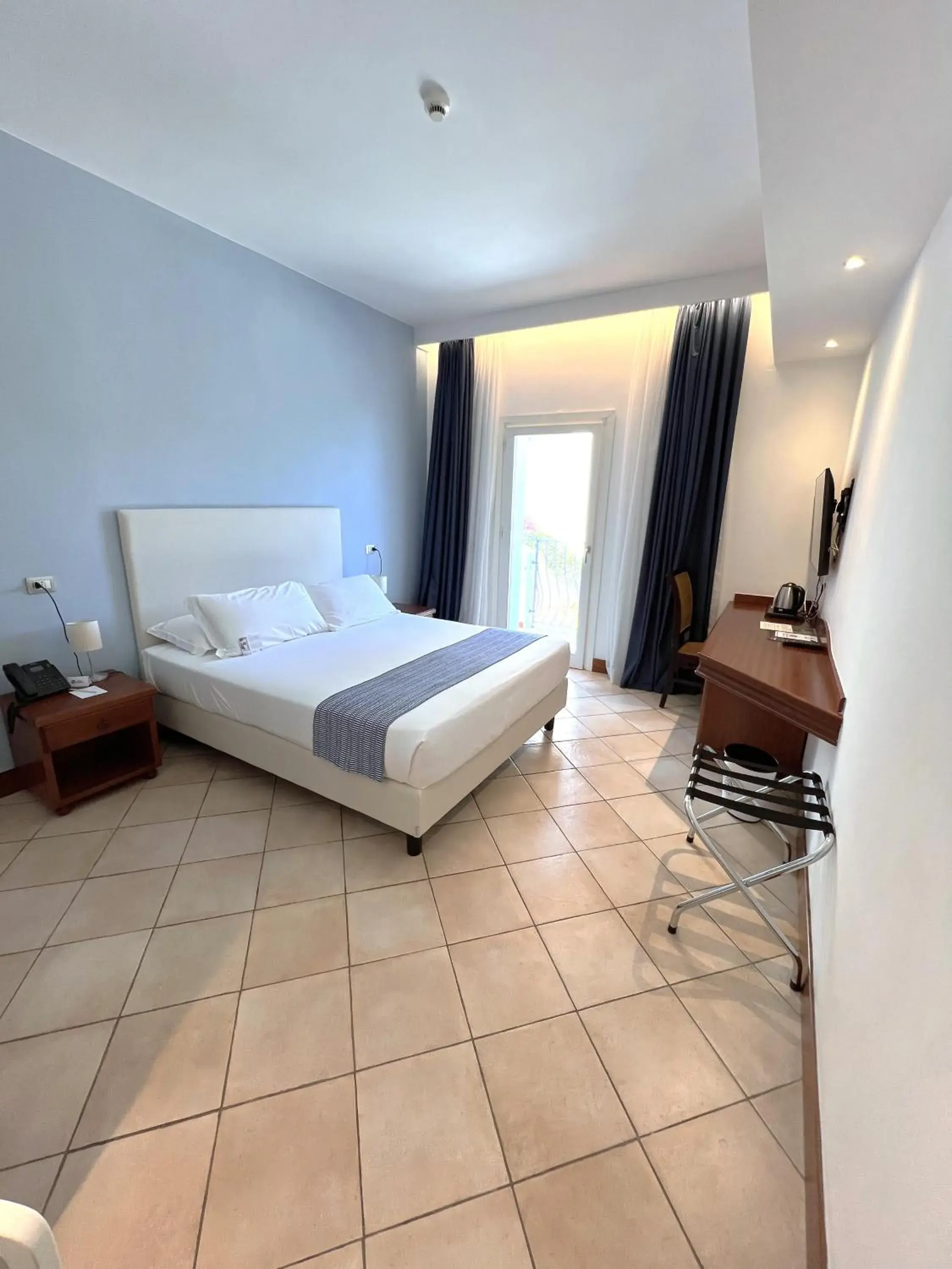 One-Bedroom Junior Queen Suite with Sofa Bed and Sea View in Best Western Hotel Blumarea One-Bedroom Junior Queen Suite with Sofa Bed and Sea View in Best Western Hotel Blumarea