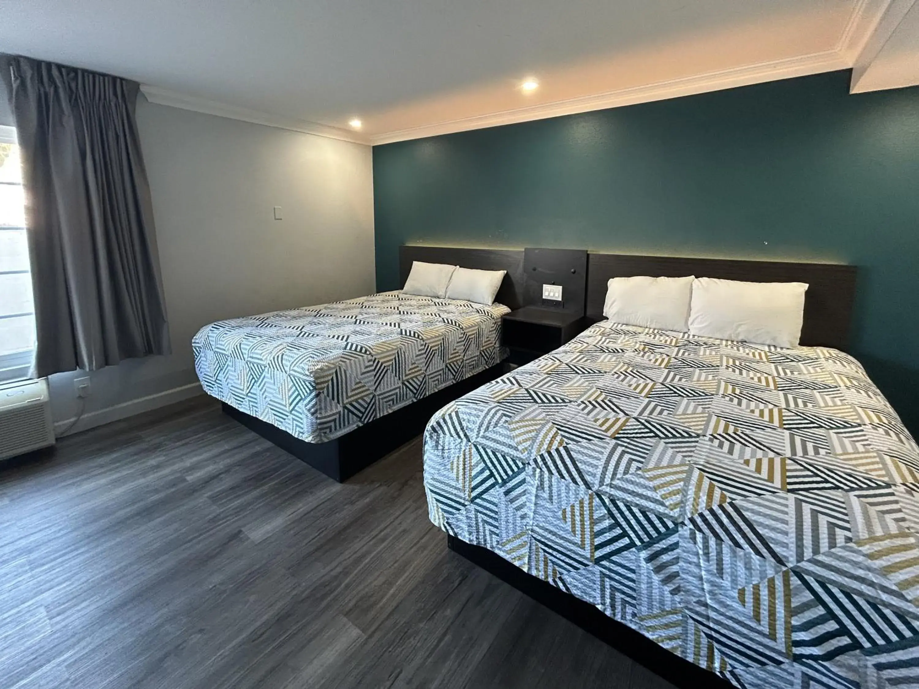 Queen Room with Two Queen Beds - Non-Smoking in Motel 6 Buena Park, CA Anaheim Near Maingate Knotts Queen Room with Two Queen Beds - Non-Smoking in Motel 6 Buena Park, CA Anaheim Near Maingate Knotts