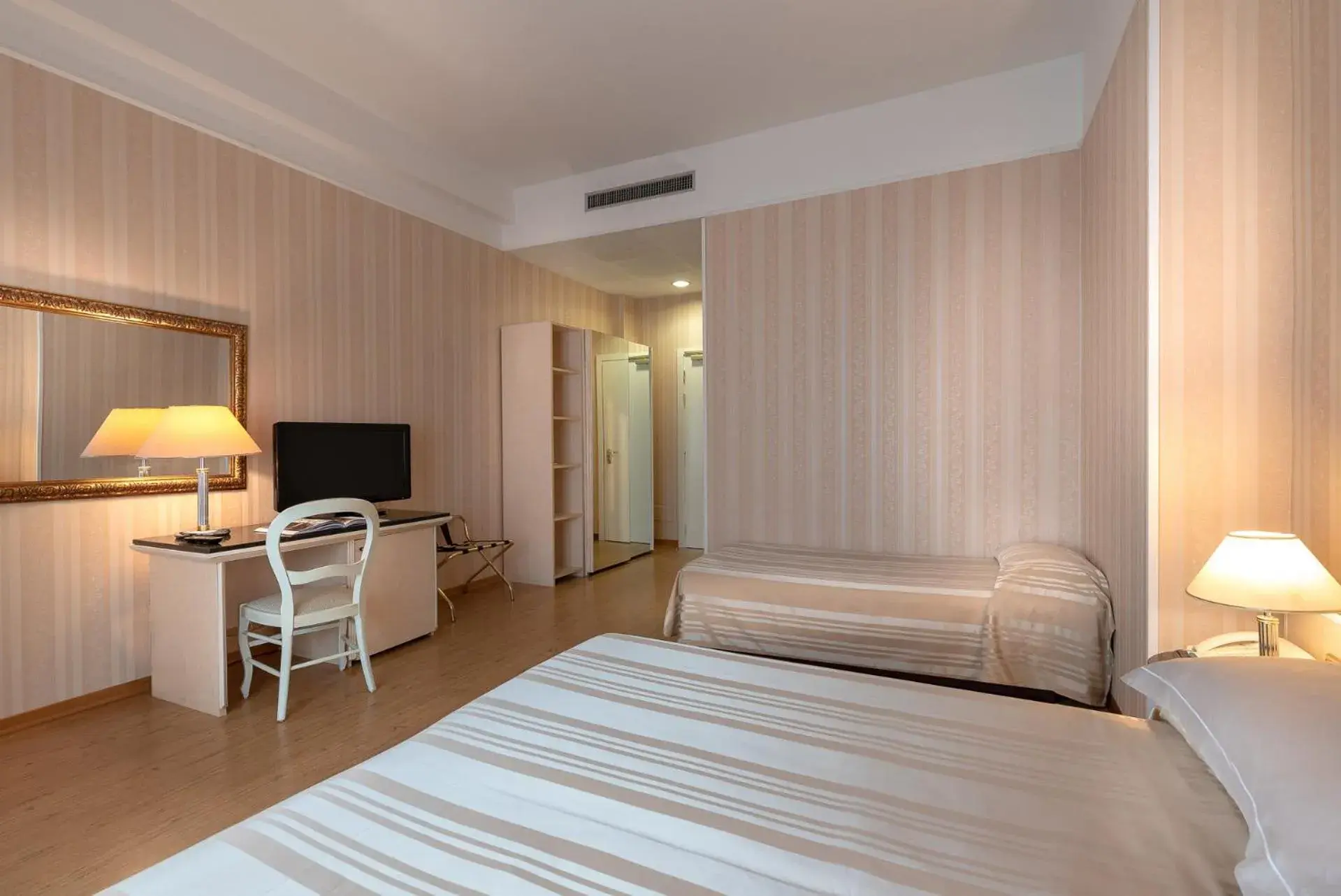 Executive Quadruple Room in Hotel President Executive Quadruple Room in Hotel President