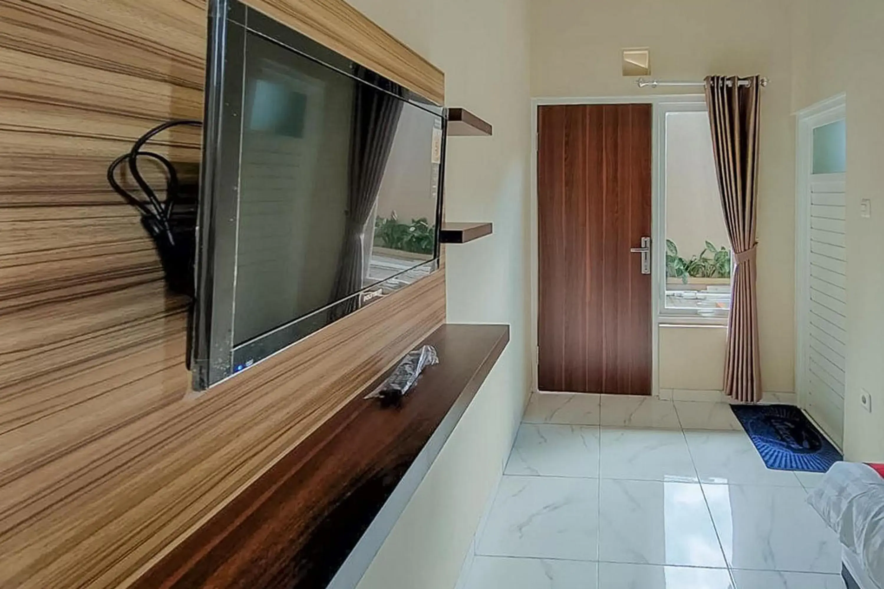 Standard Twin Room in RedDoorz near BNS Batu Standard Twin Room in RedDoorz near BNS Batu