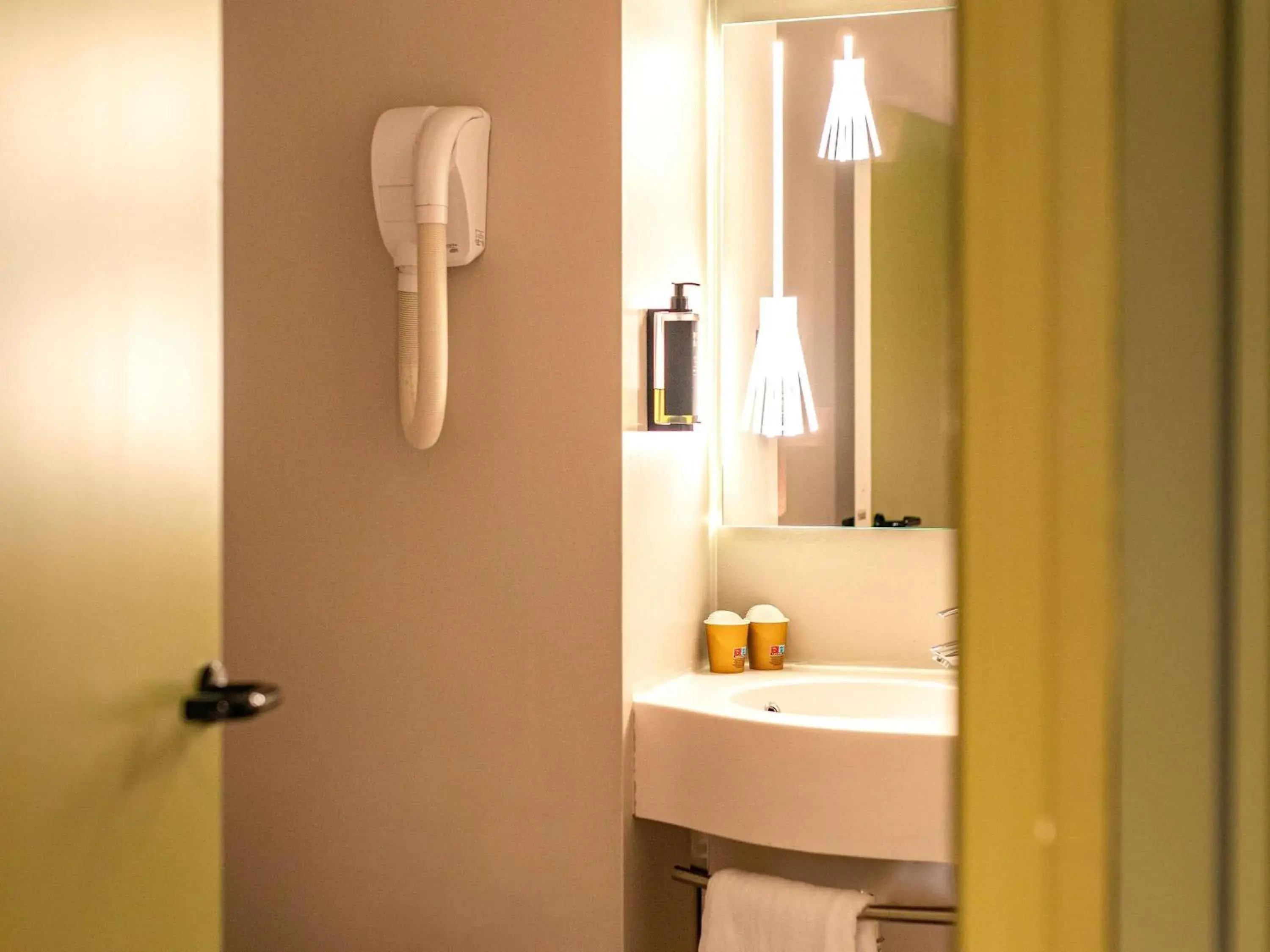 Standard Room with Double Bed and Twin Beds in Ibis Styles St Etienne - Gare Chateaucreux Standard Room with Double Bed and Twin Beds in Ibis Styles St Etienne - Gare Chateaucreux