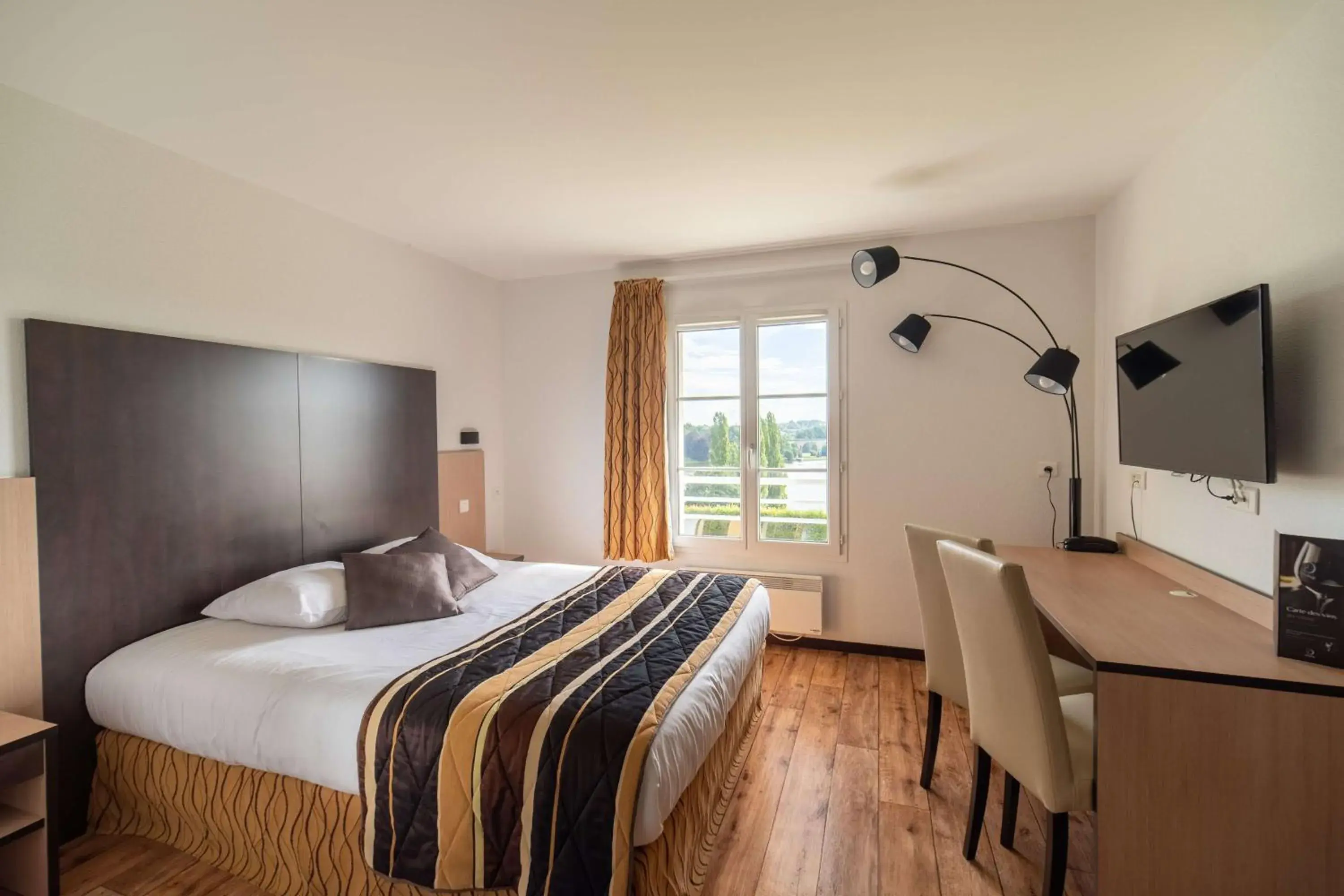 Double Room with Lake View in Brit Hotel Confort - La Tour Blanche Double Room with Lake View in Brit Hotel Confort - La Tour Blanche