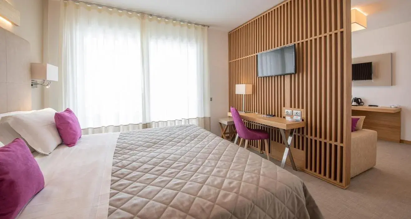 Queen Room with Spa Bath in Hotel Le Soleil Queen Room with Spa Bath in Hotel Le Soleil