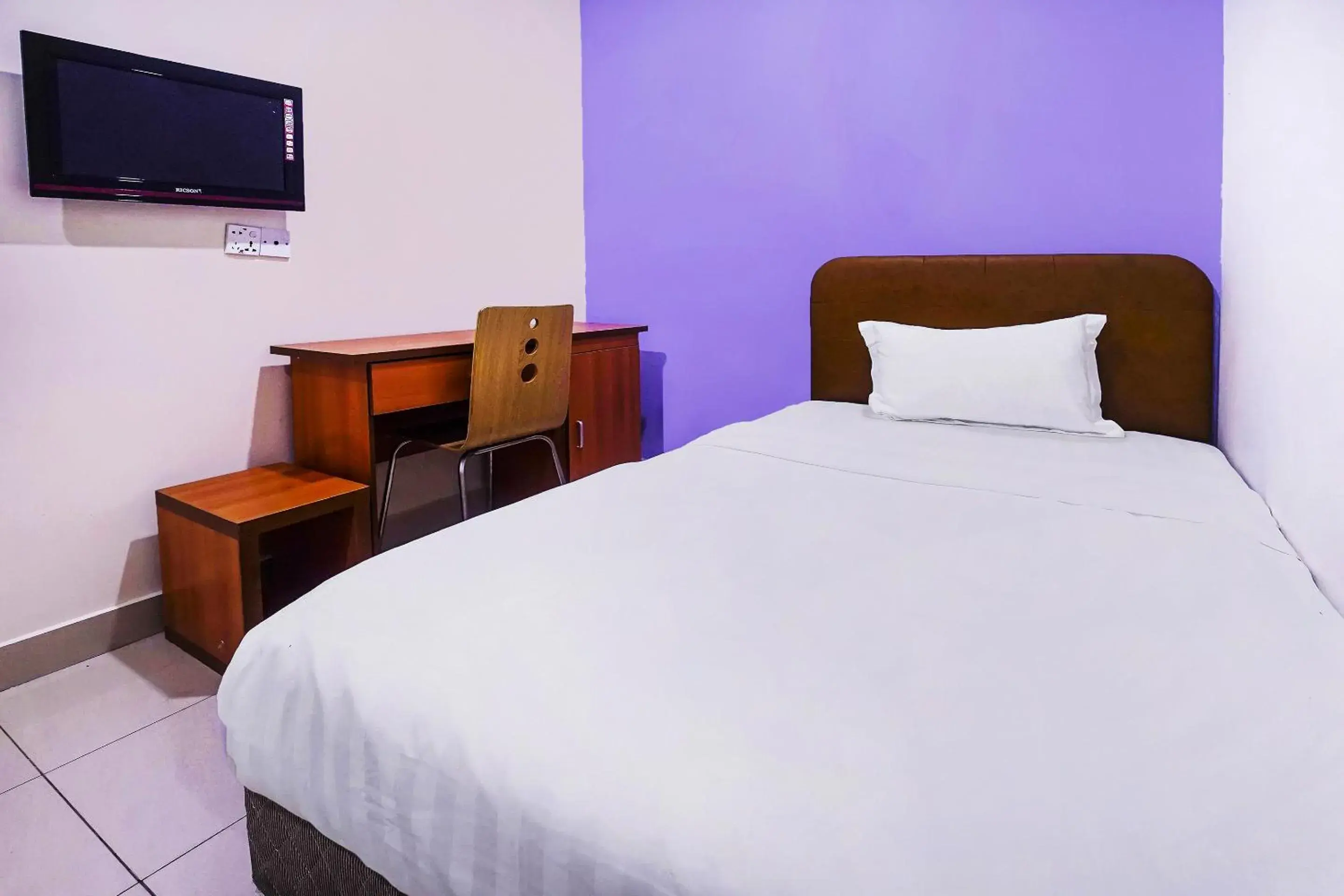 Deluxe Single Room - single occupancy in Hotel O Night Queen salak Tinggi Deluxe Single Room - single occupancy in Hotel O Night Queen salak Tinggi