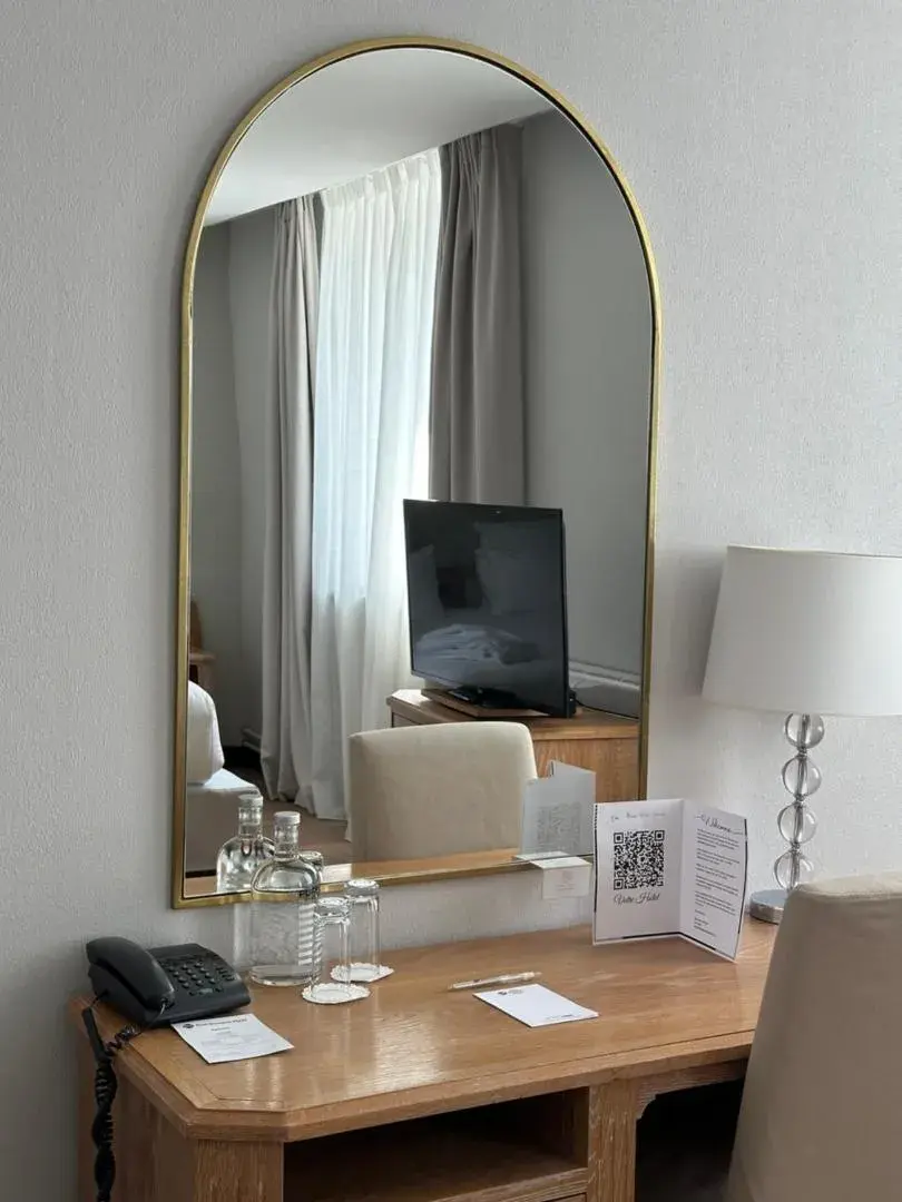 Standard King Room - Non-Smoking in Best Western Plus Le Picardy Standard King Room - Non-Smoking in Best Western Plus Le Picardy