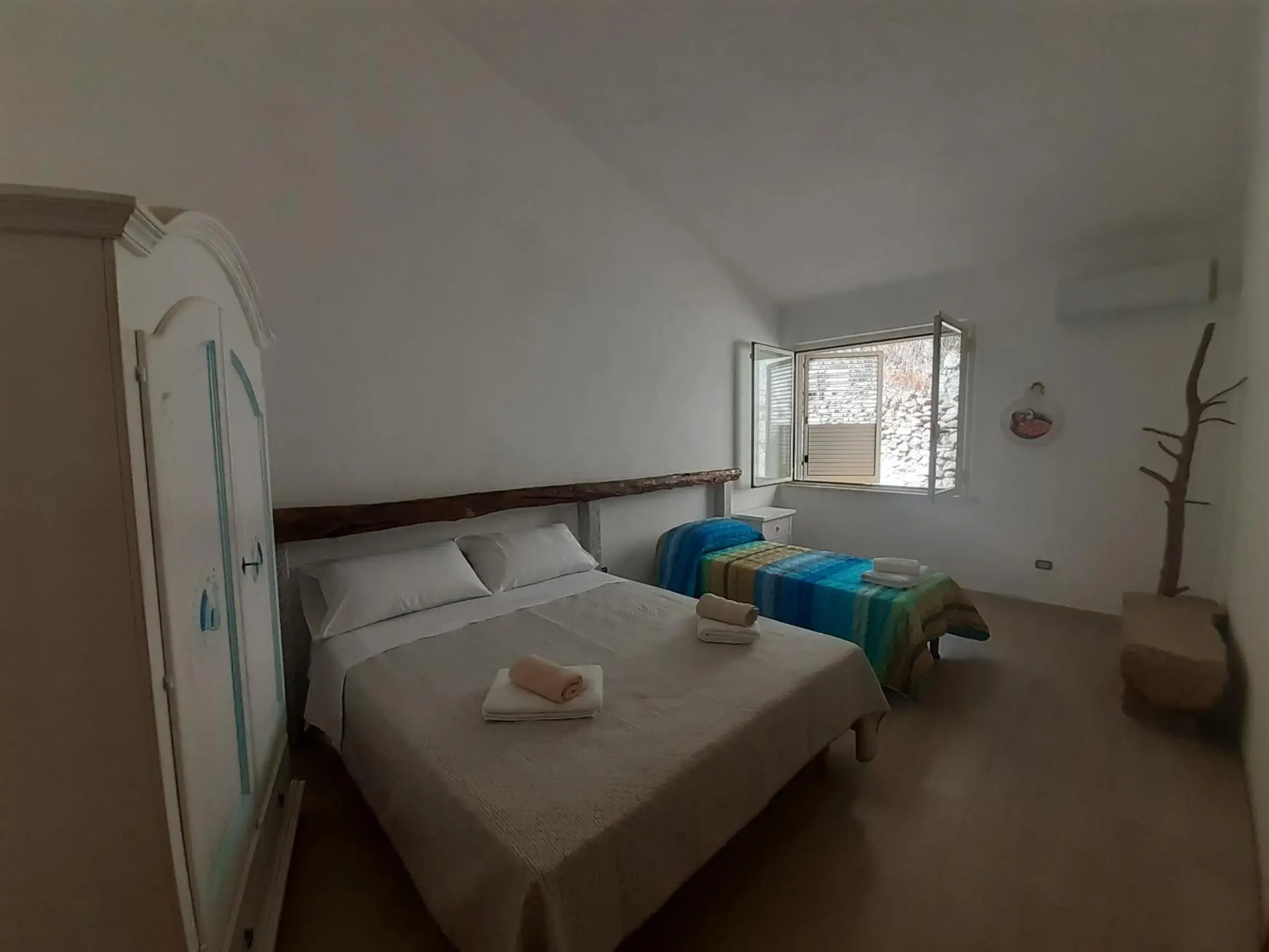 Double Room with Private Bathroom - single occupancy in bed and breakfast Murales Orgosolo Double Room with Private Bathroom - single occupancy in bed and breakfast Murales Orgosolo