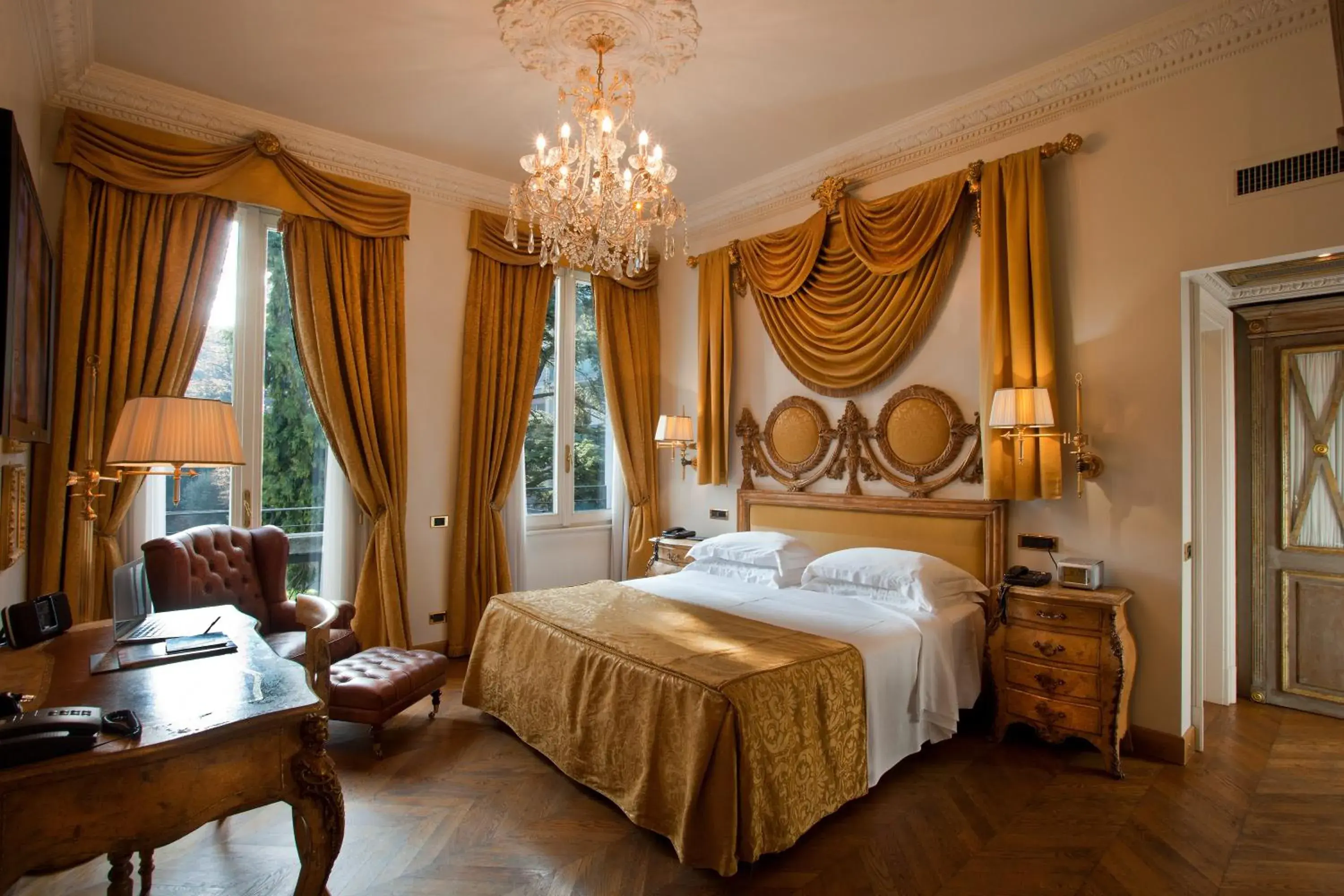 Deluxe Double Room in Hotel de la Ville Monza - Small Luxury Hotels of the World Deluxe Double Room in Hotel de la Ville Monza - Small Luxury Hotels of the World