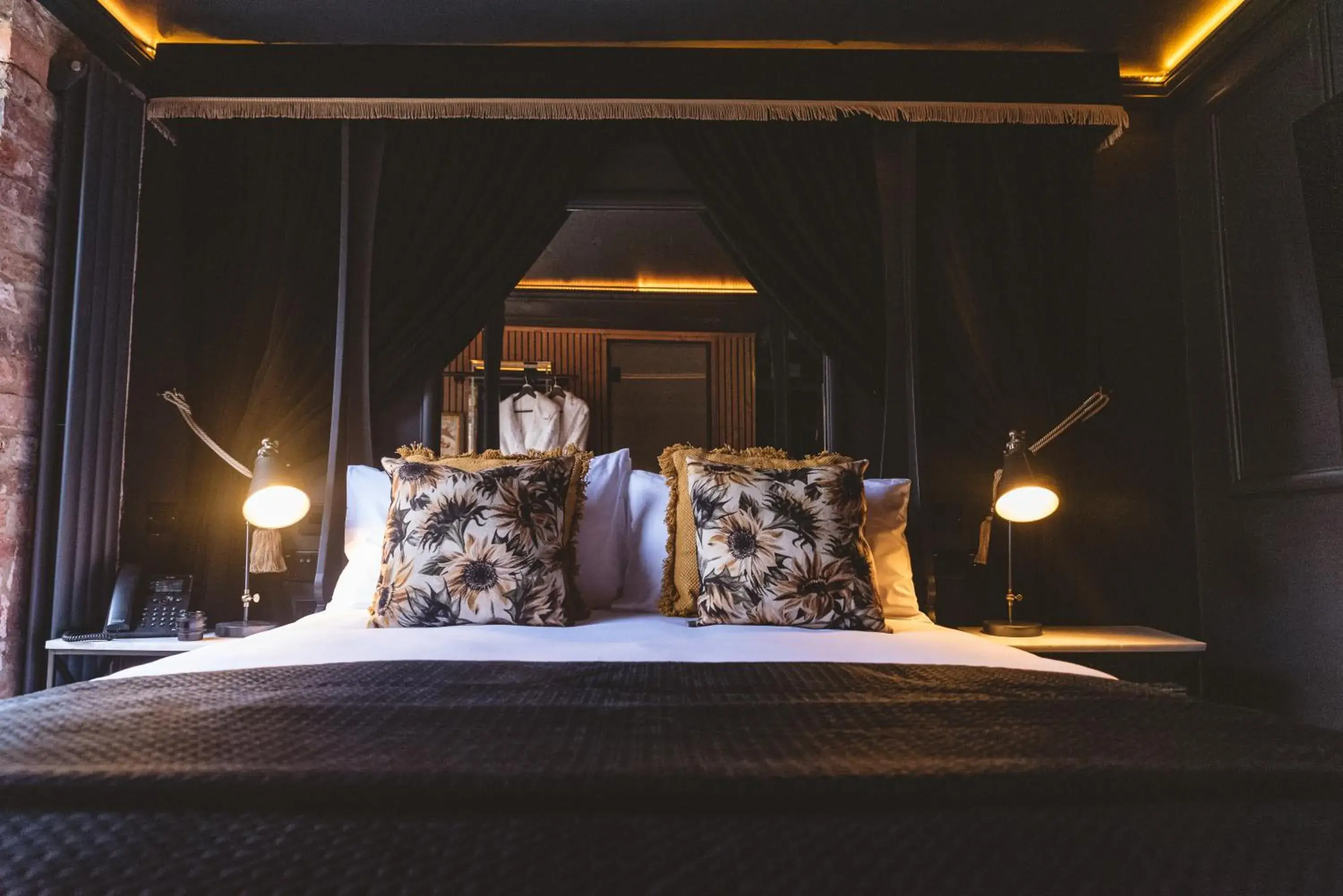 Sir Joseph Terry Room with Hot Tub and Terrace in Impossible Motel Sir Joseph Terry Room with Hot Tub and Terrace in Impossible Motel