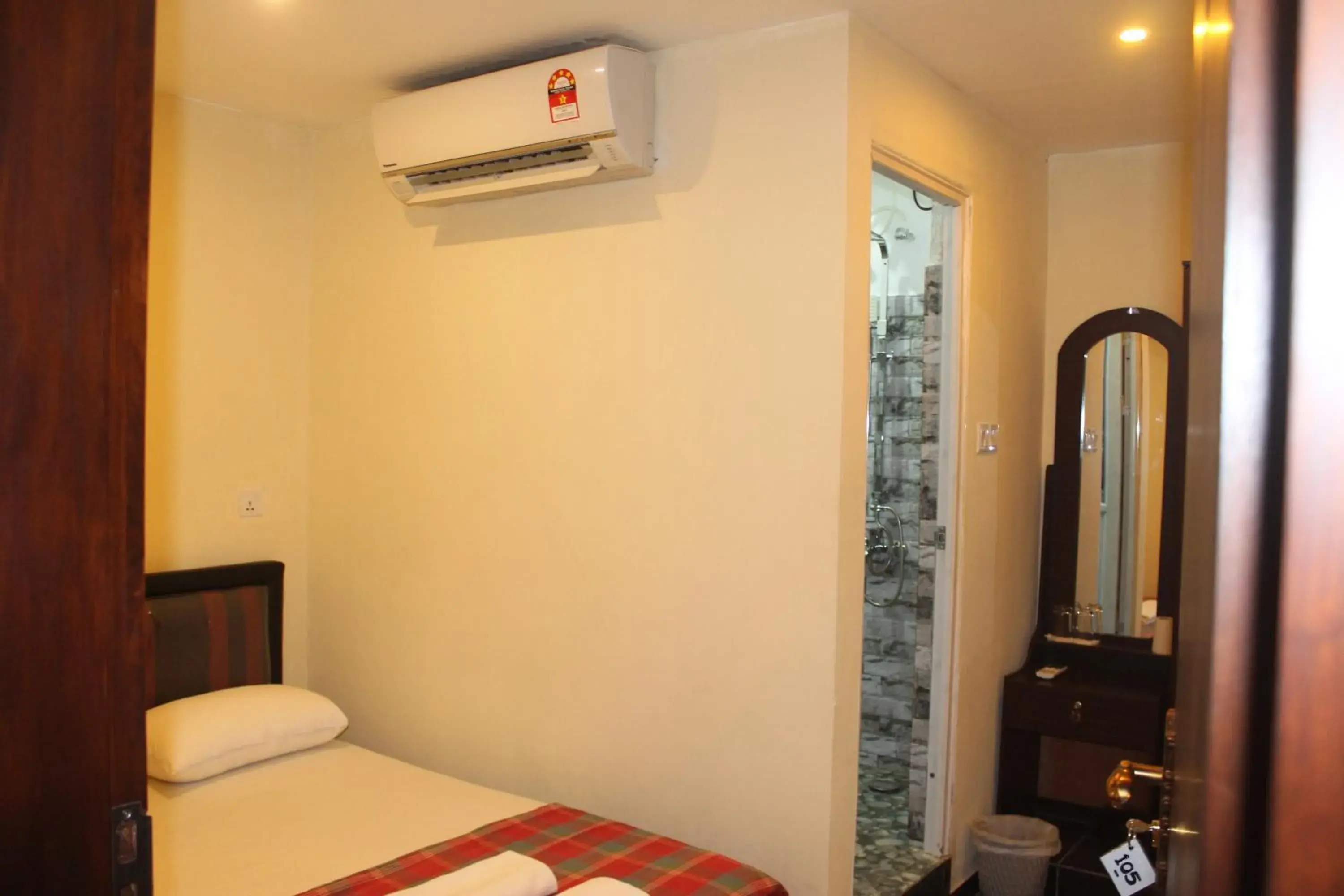 Budget Double Room in Green Palace Colombo Budget Double Room in Green Palace Colombo