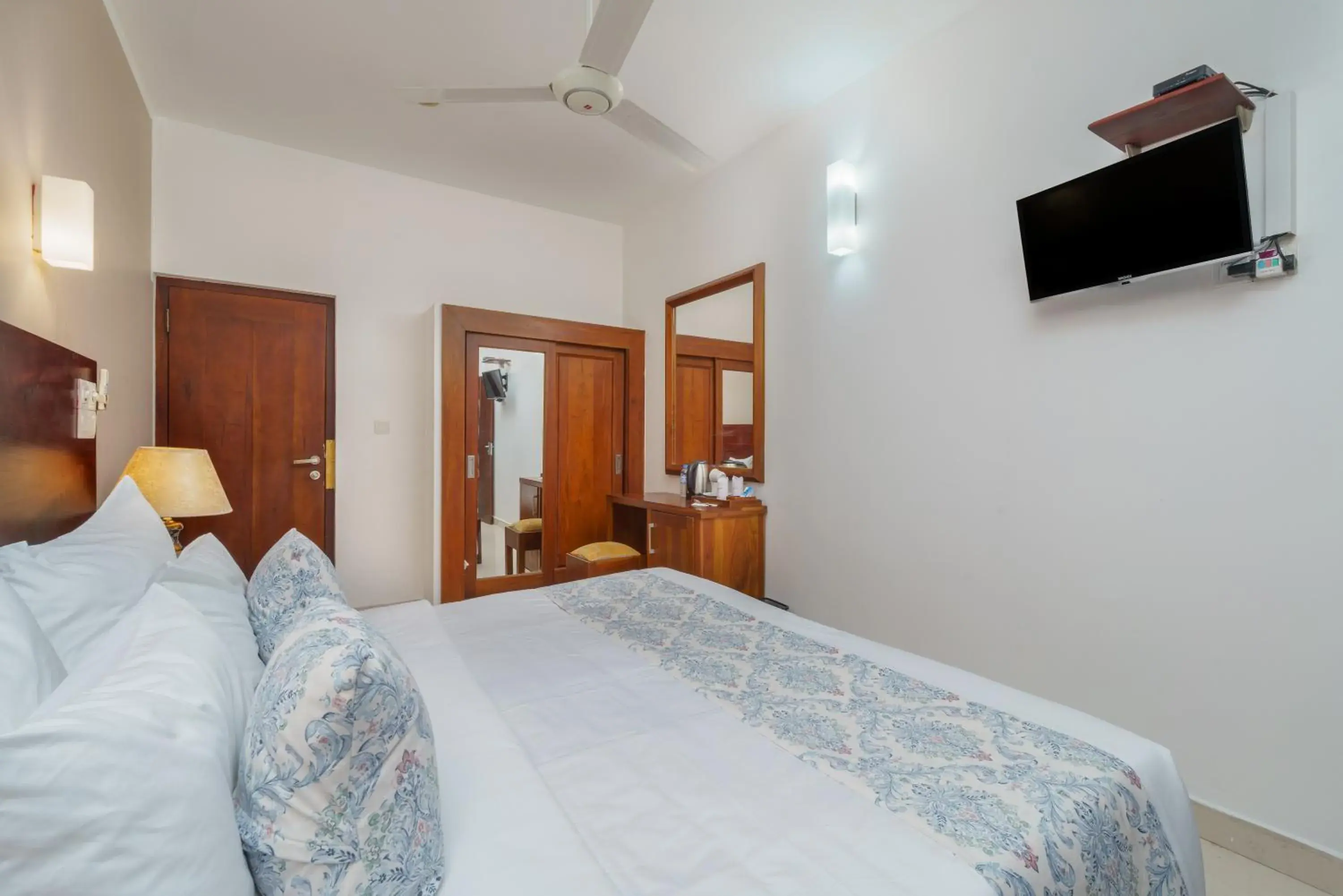 Deluxe Double Room in Hotel Travellers Nest Kandy Deluxe Double Room in Hotel Travellers Nest Kandy