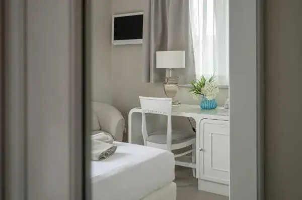 Superior Double or Twin Room with Pool View in Hotel Capri Superior Double or Twin Room with Pool View in Hotel Capri