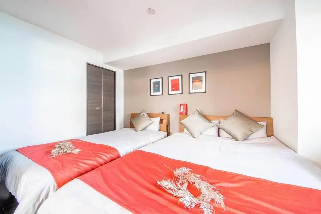 Three-Bedroom Apartment in GLITZ Three-Bedroom Apartment in GLITZ