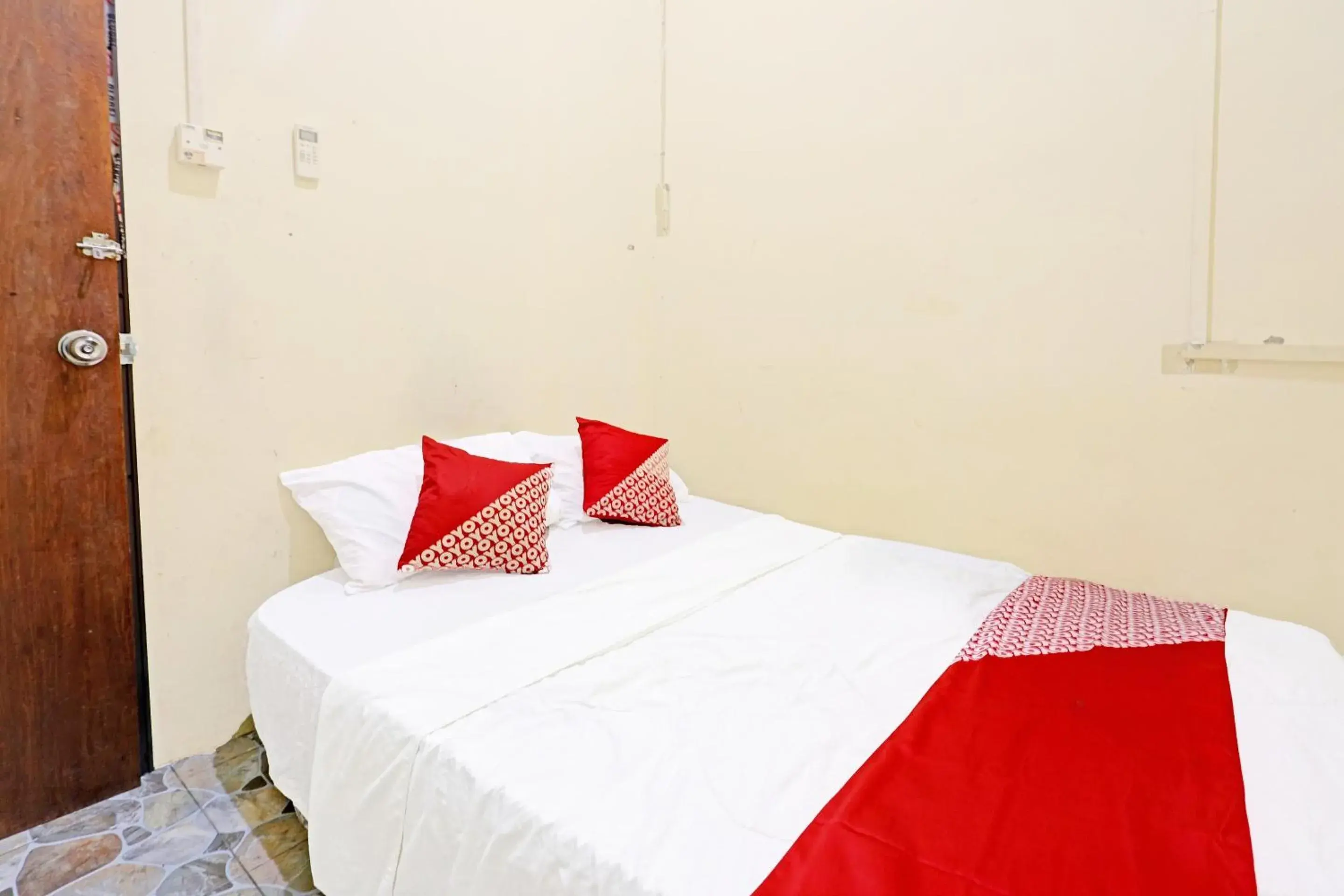 Budget Double Room in Hotel O Sar Inn Budget Double Room in Hotel O Sar Inn