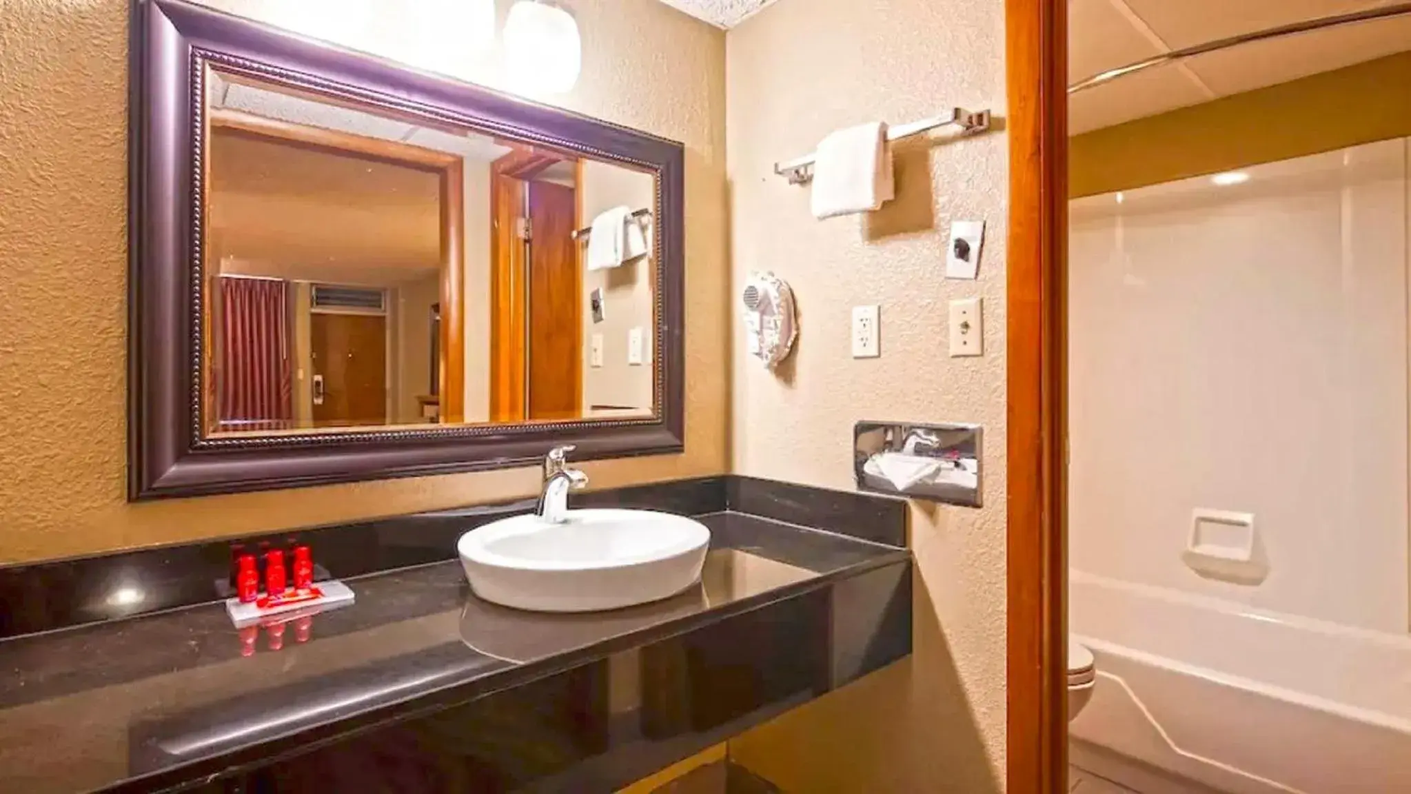 Deluxe Queen Room in Marifah Inn Salina Deluxe Queen Room in Marifah Inn Salina