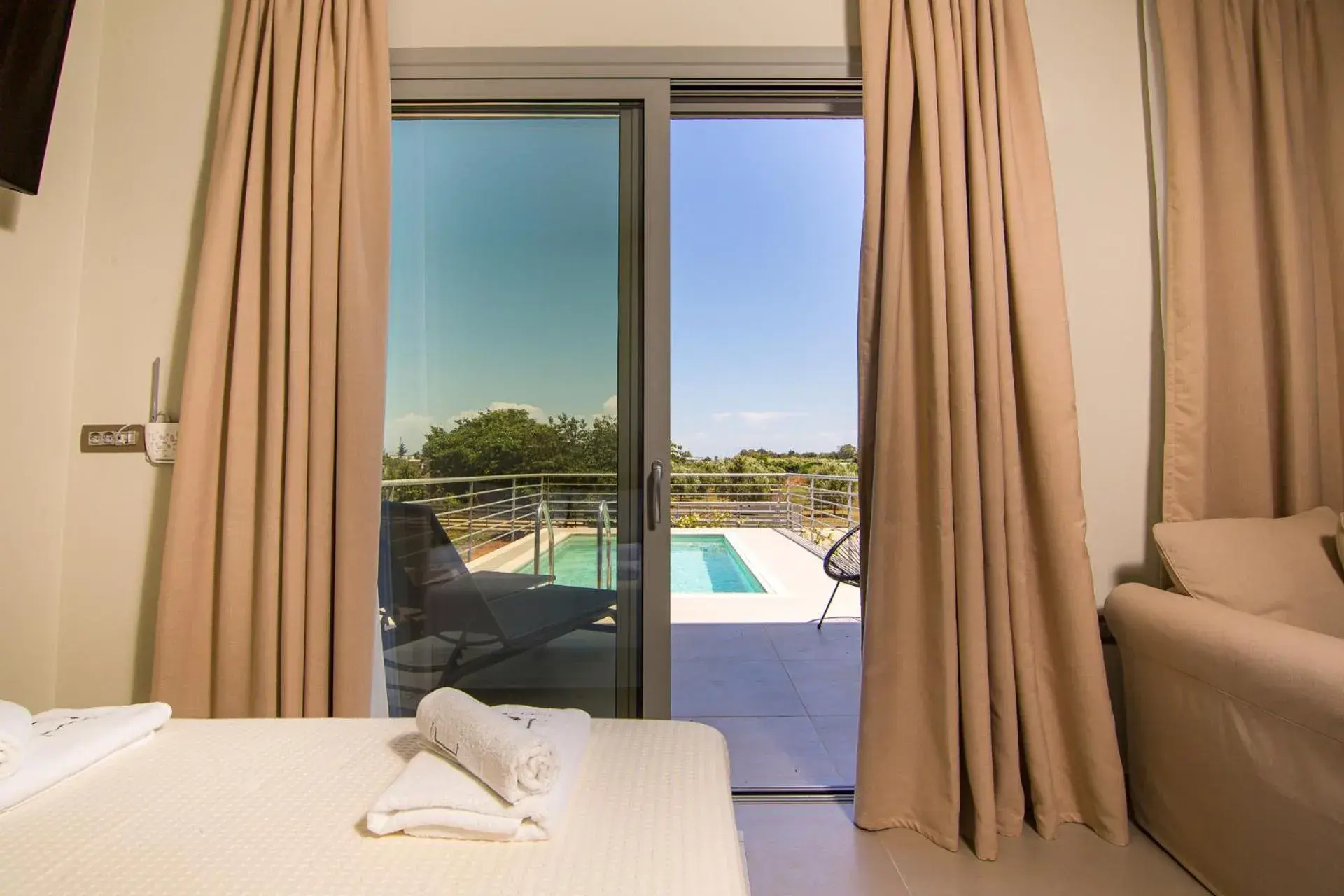 Suite with Private Pool in IO Luxury Pool & Hot Tub Suites Suite with Private Pool in IO Luxury Pool & Hot Tub Suites