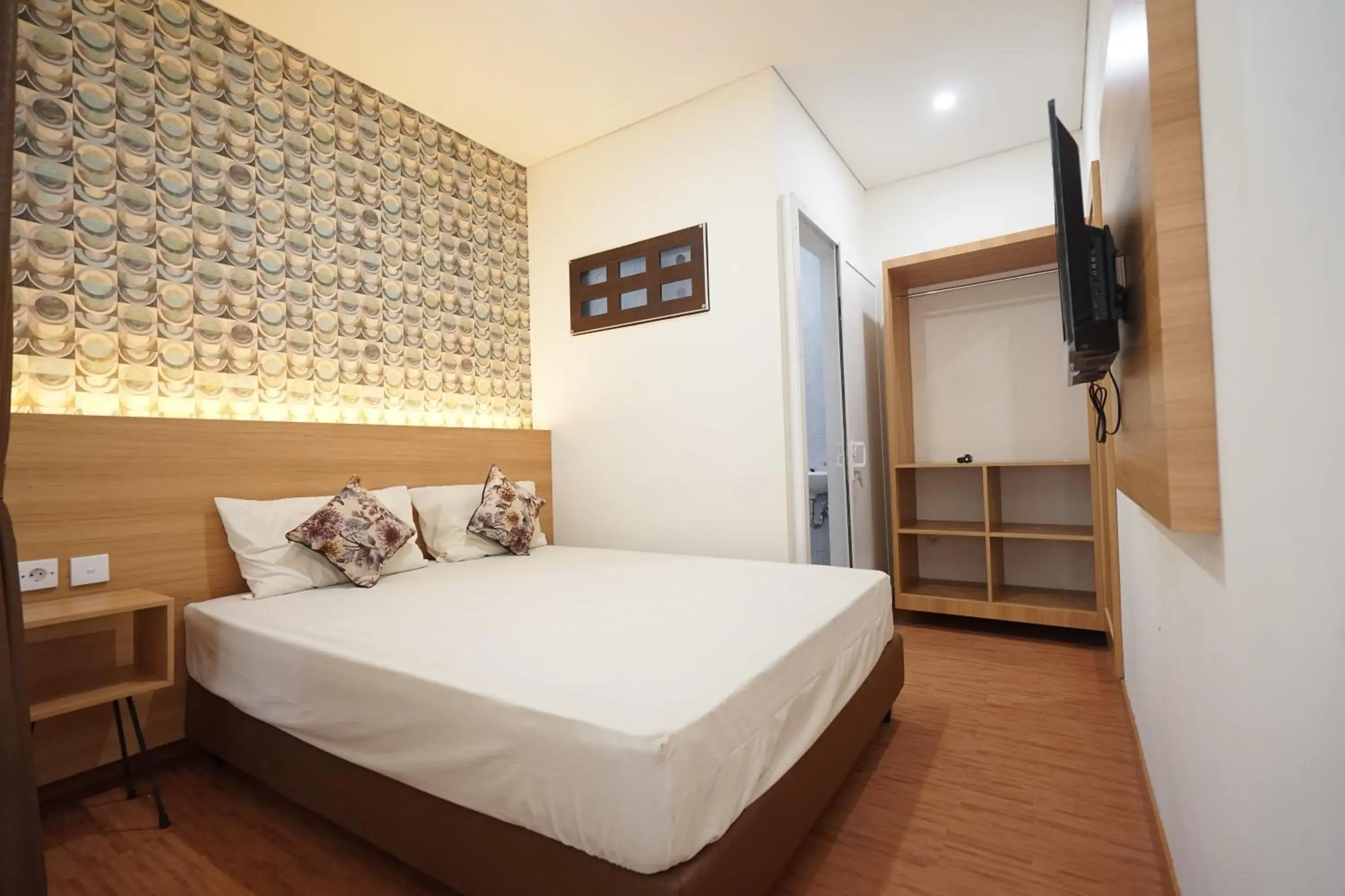 Single Room with Private Bathroom in SENAYAN SUITES Single Room with Private Bathroom in SENAYAN SUITES