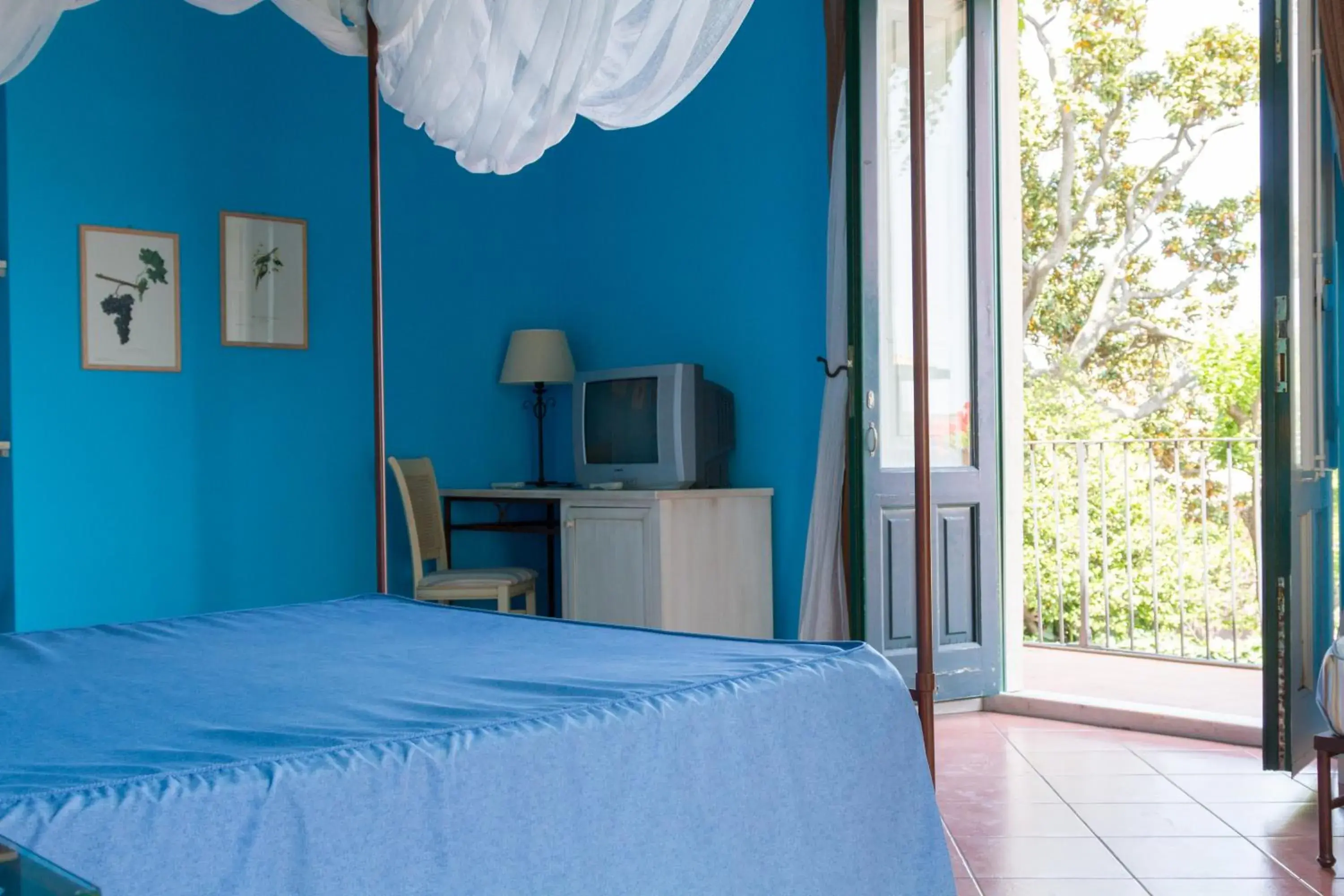 Triple Room with Pool View in Etna Hotel Triple Room with Pool View in Etna Hotel