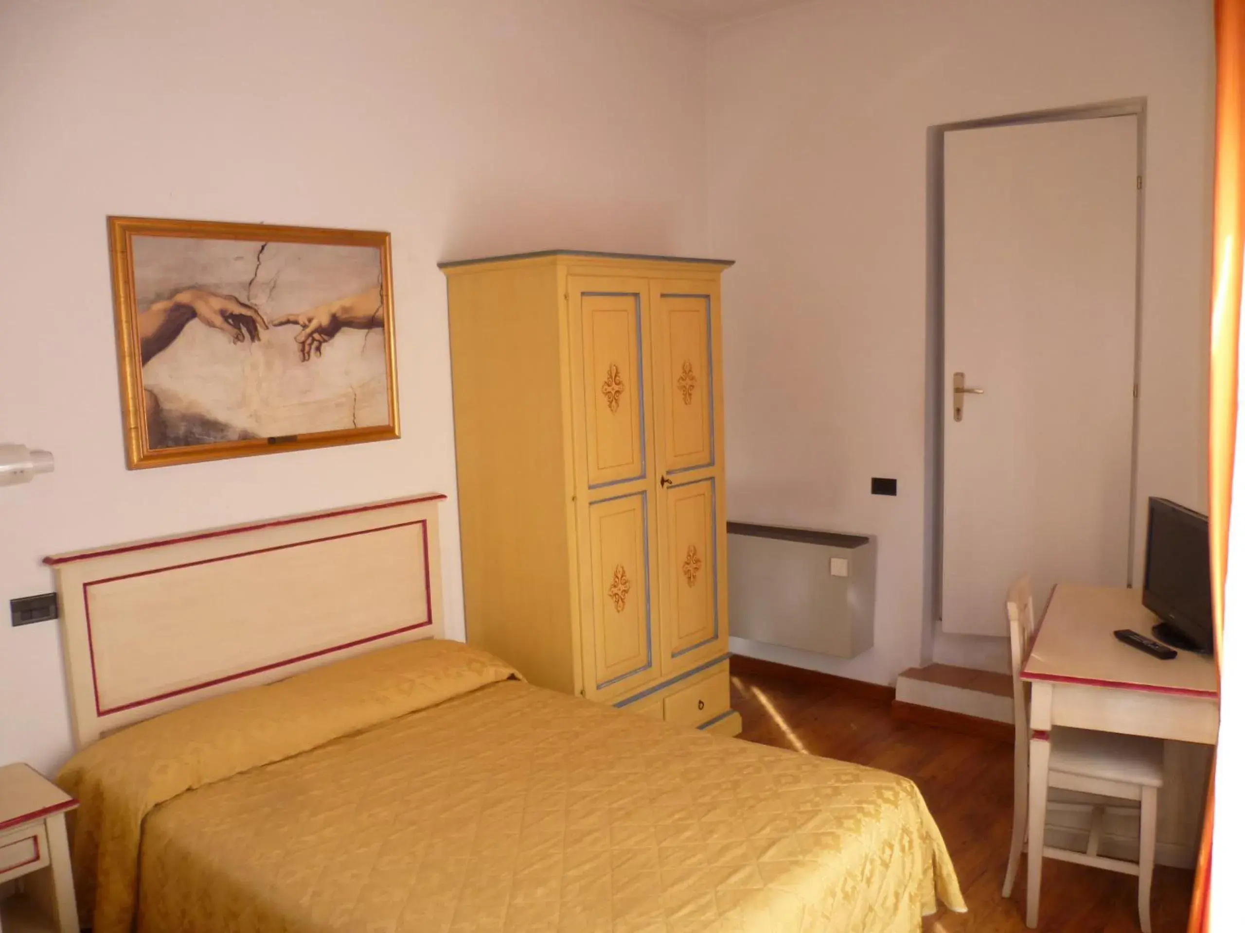 Economy Double Room in Hotel Vasari Economy Double Room in Hotel Vasari