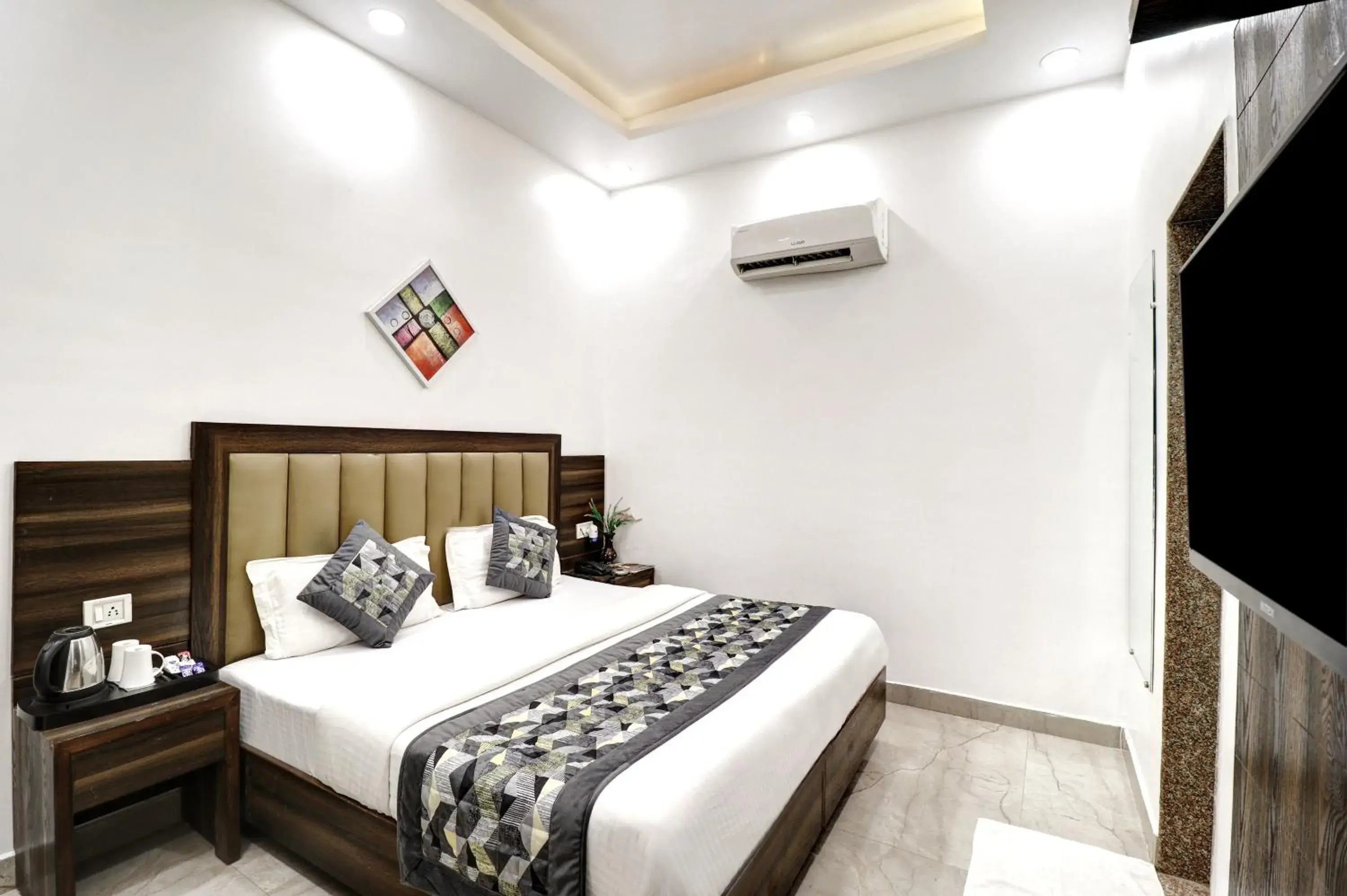 Deluxe Double Room in Hotel Emporio Dx - New Delhi Railway Station - Paharganj Deluxe Double Room in Hotel Emporio Dx - New Delhi Railway Station - Paharganj