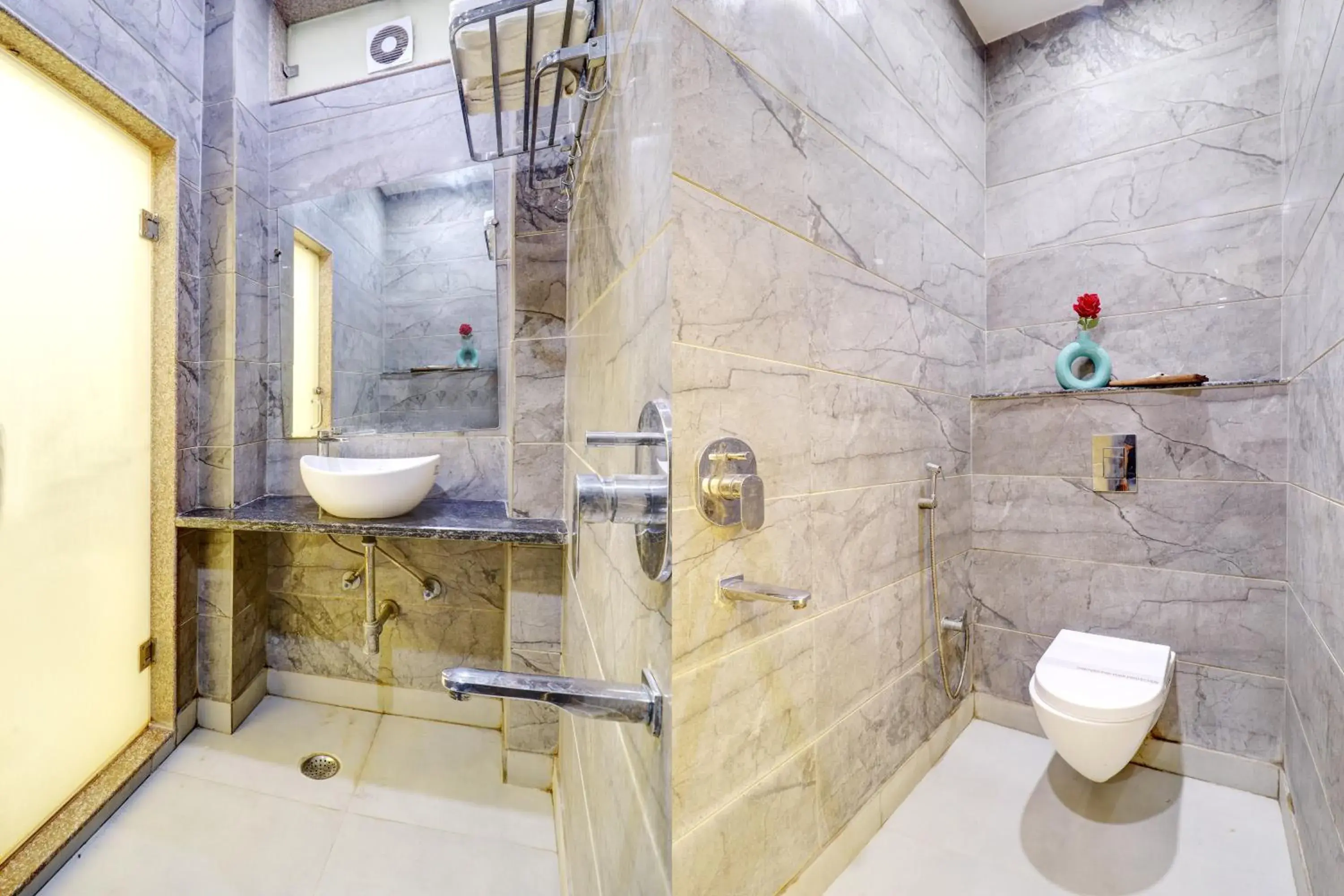 Standard Triple Room in Hotel Emporio Dx - New Delhi Railway Station - Paharganj Standard Triple Room in Hotel Emporio Dx - New Delhi Railway Station - Paharganj