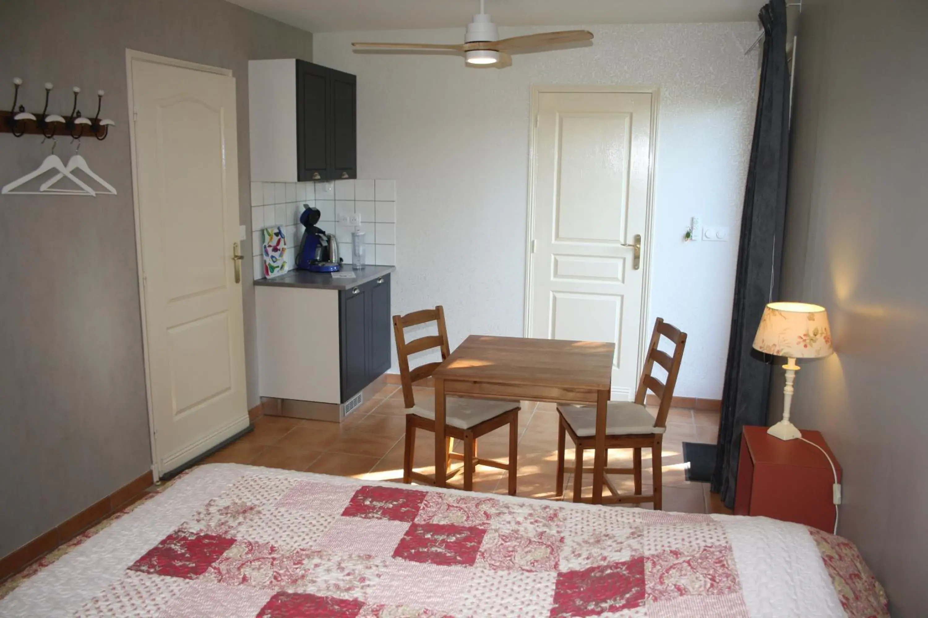 Double Room with Private Bathroom in Repos chez Margot Double Room with Private Bathroom in Repos chez Margot