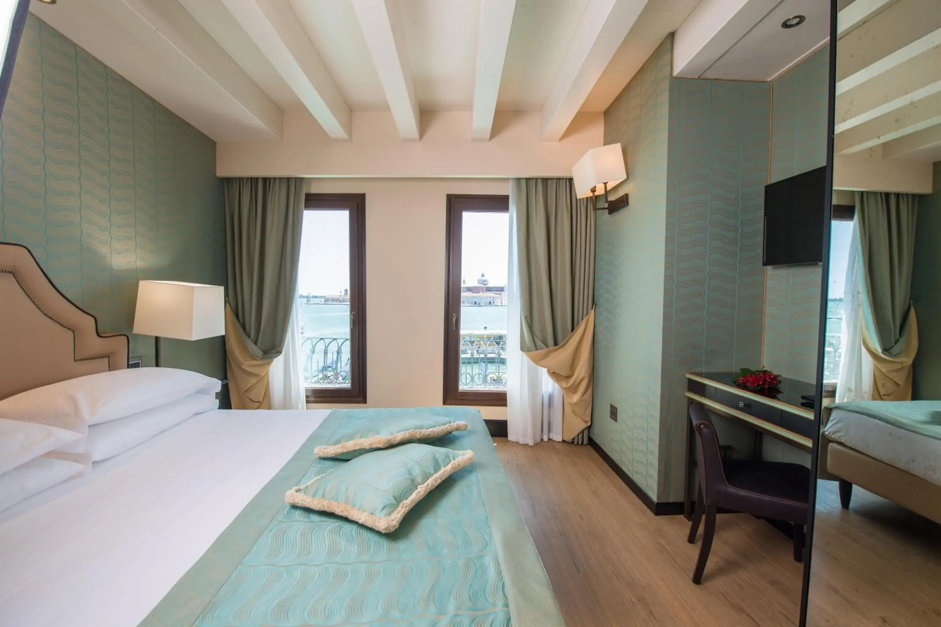 Charming Double Room with Lagoon View in Hotel Paganelli Charming Double Room with Lagoon View in Hotel Paganelli