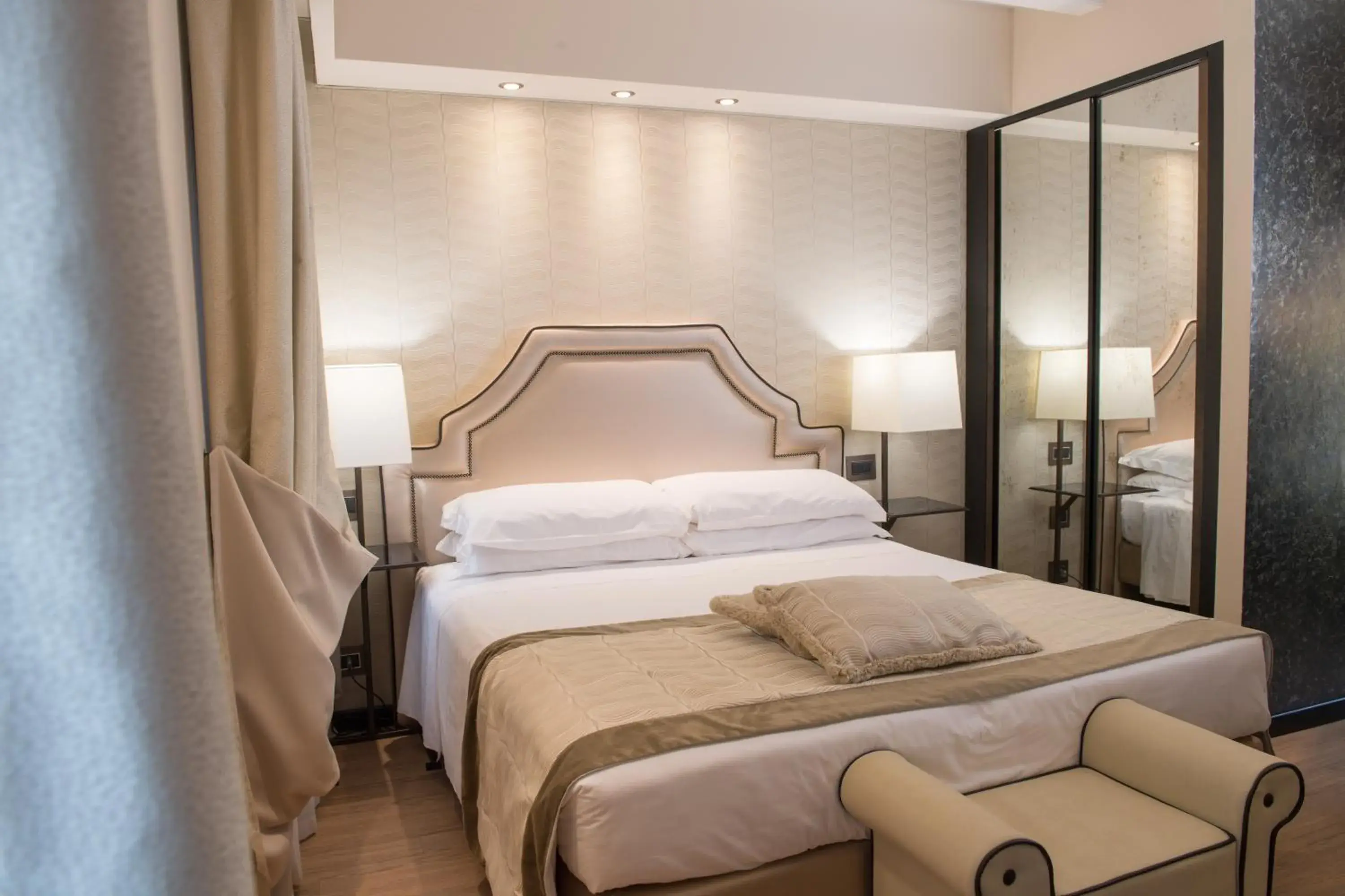 Charming Double Room with Street View in Hotel Paganelli Charming Double Room with Street View in Hotel Paganelli