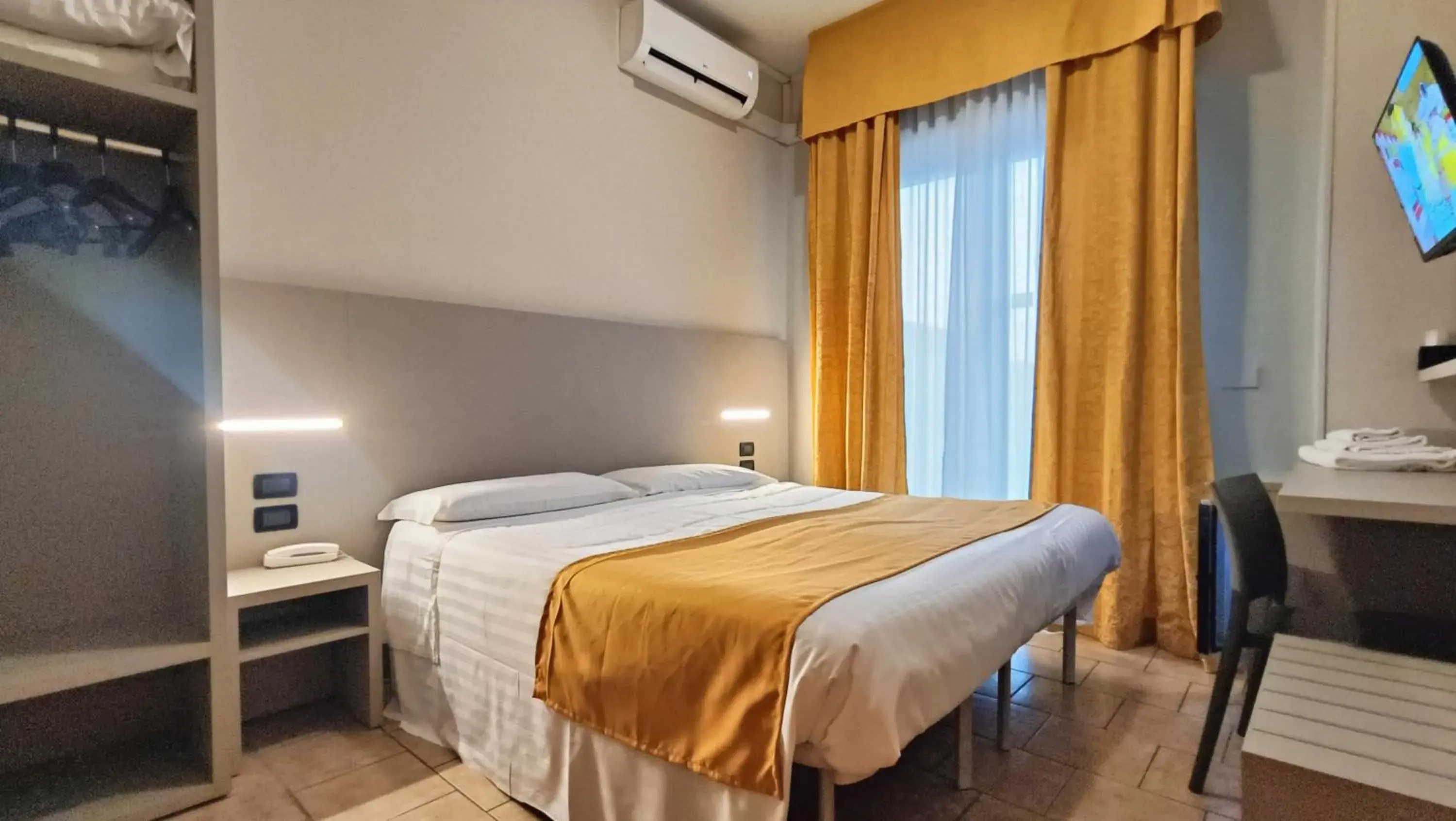 Double Room in Valmarina Double Room in Valmarina