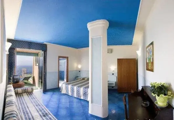 Superior Triple Room with Sea View in Hotel Klein Wien Superior Triple Room with Sea View in Hotel Klein Wien