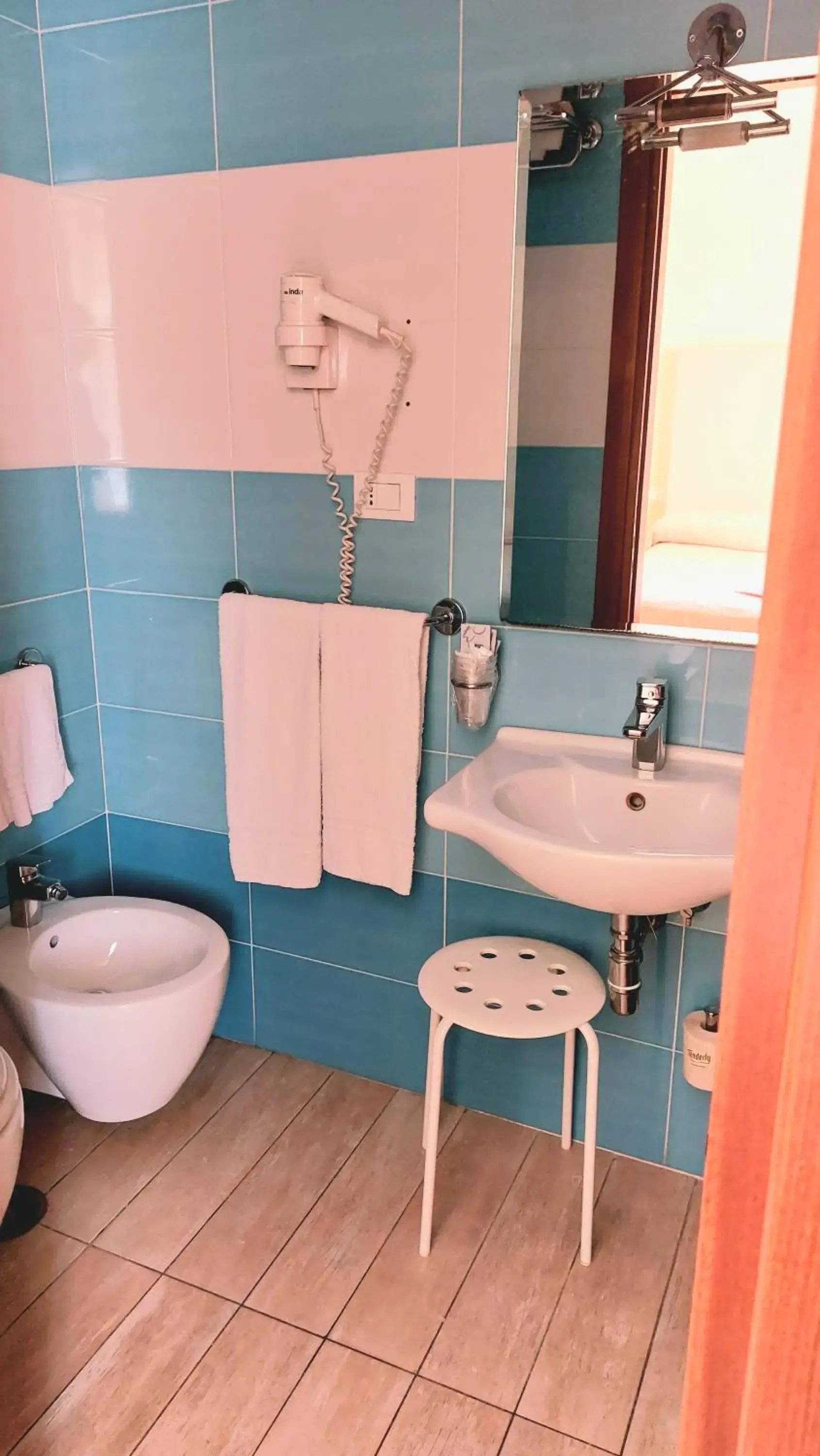 Single Room with Bathroom in Hotel Klein Wien Single Room with Bathroom in Hotel Klein Wien