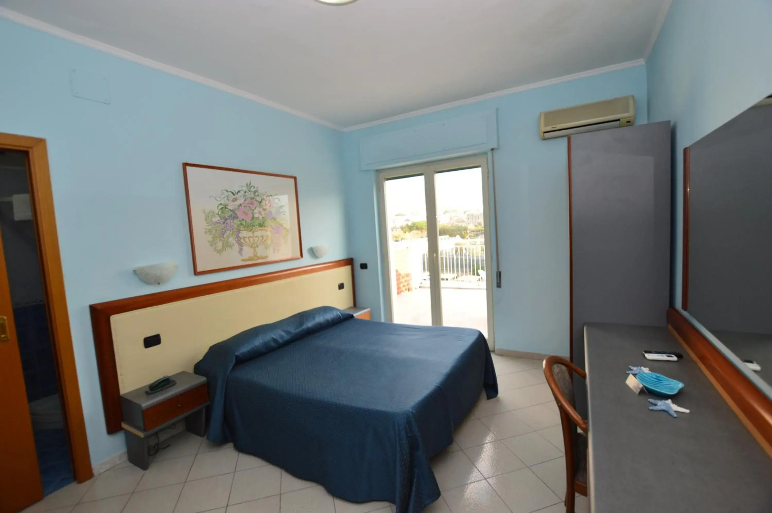 Standard Double or Twin Room with Balcony in Hotel Klein Wien Standard Double or Twin Room with Balcony in Hotel Klein Wien