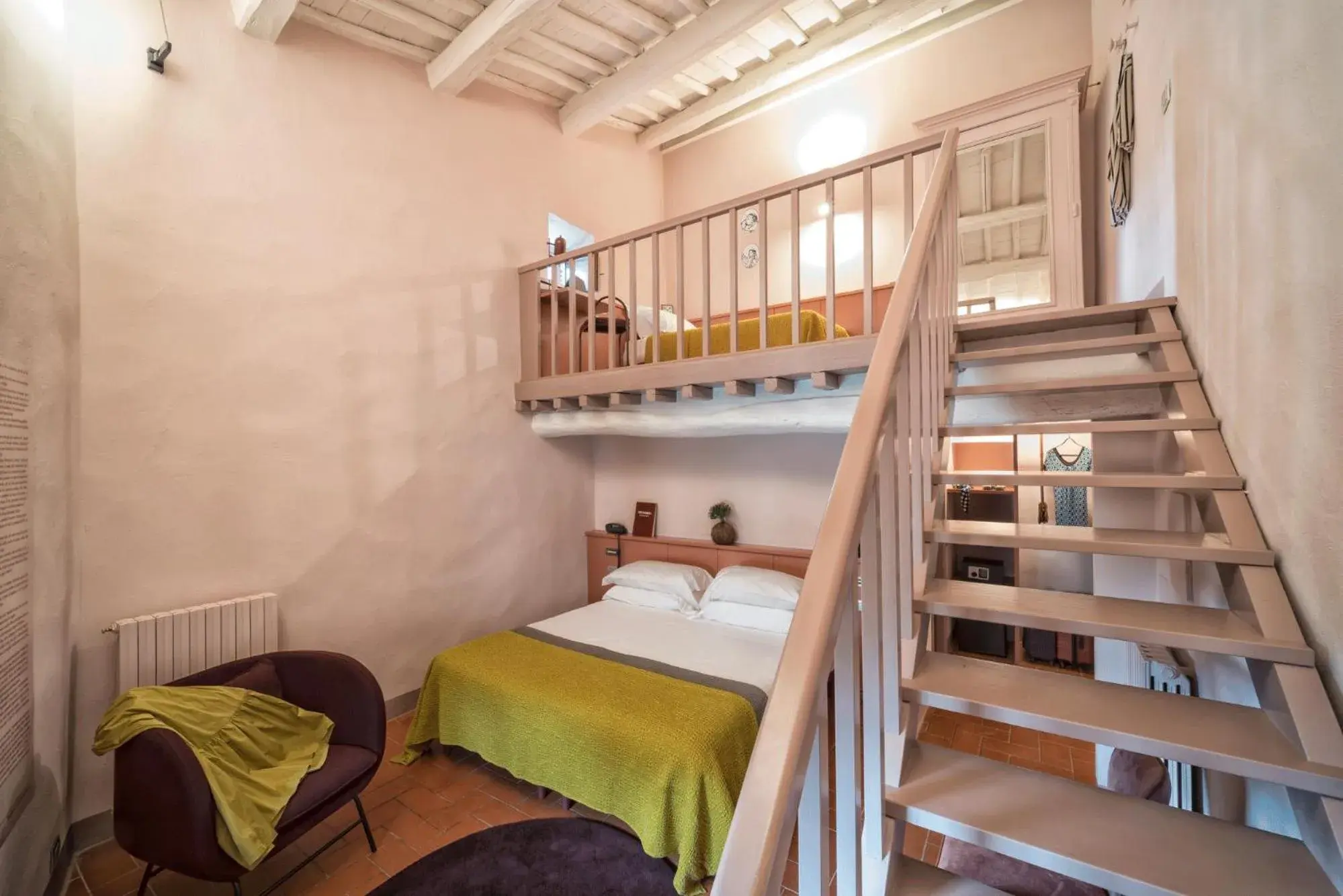 Triple Room in La Pensione di Vignamaggio Triple Room in La Pensione di Vignamaggio