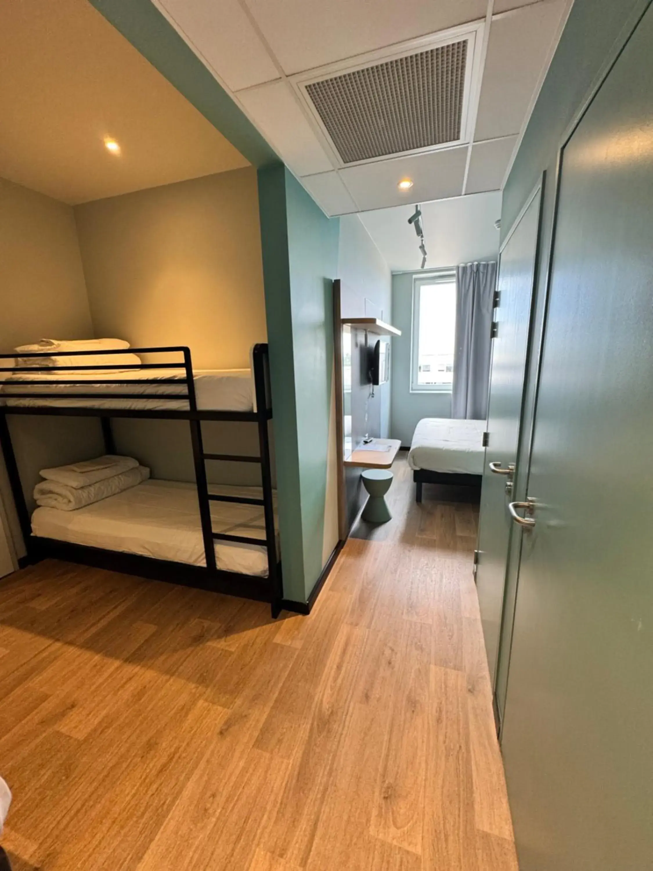 Room with One Double and Two Twin Beds in ibis budget Nancy Laxou Room with One Double and Two Twin Beds in ibis budget Nancy Laxou