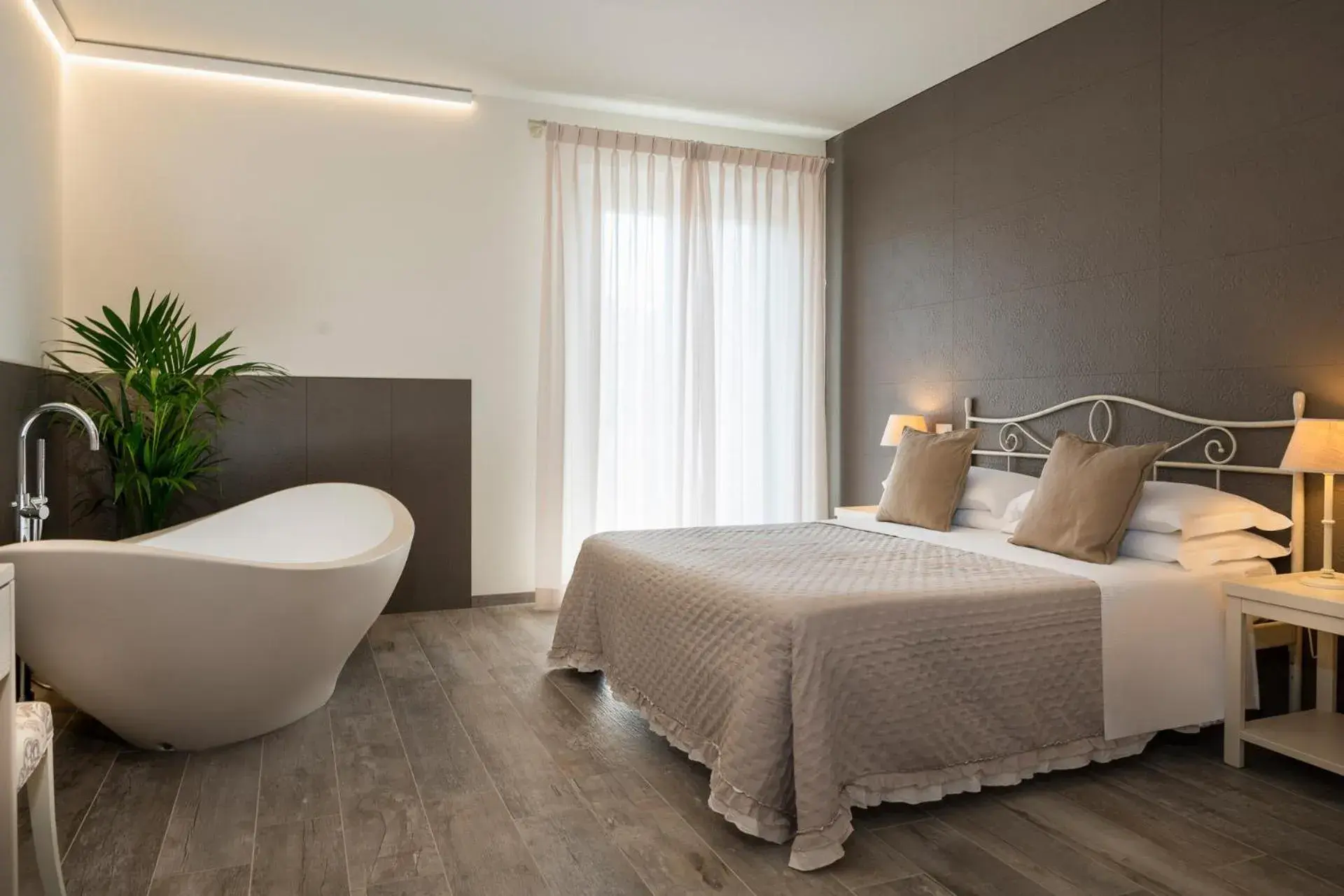 Deluxe Double Room with Bath in Hotel Giardino Suites&Spa Deluxe Double Room with Bath in Hotel Giardino Suites&Spa