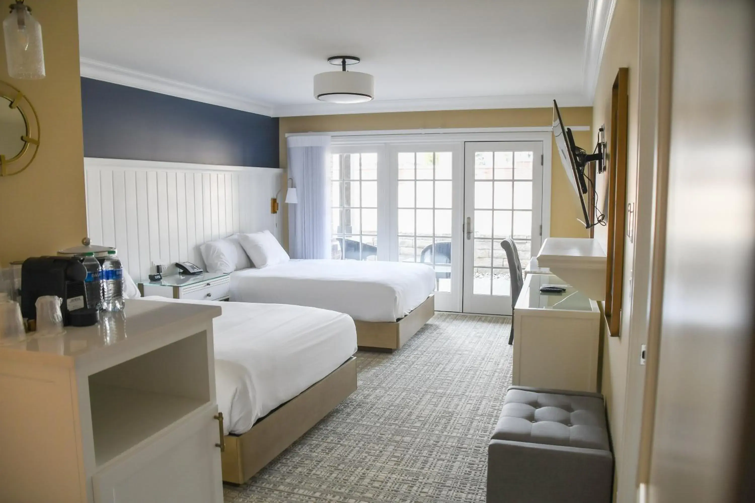 Deluxe Queen Room in St. Clair Inn Deluxe Queen Room in St. Clair Inn