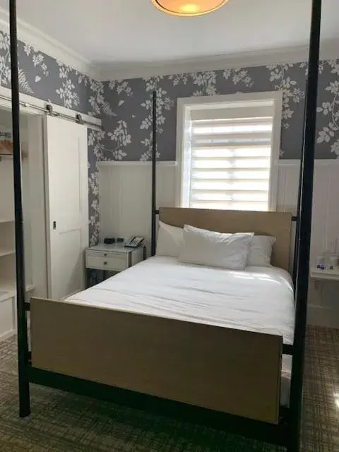 Queen Room in St. Clair Inn Queen Room in St. Clair Inn