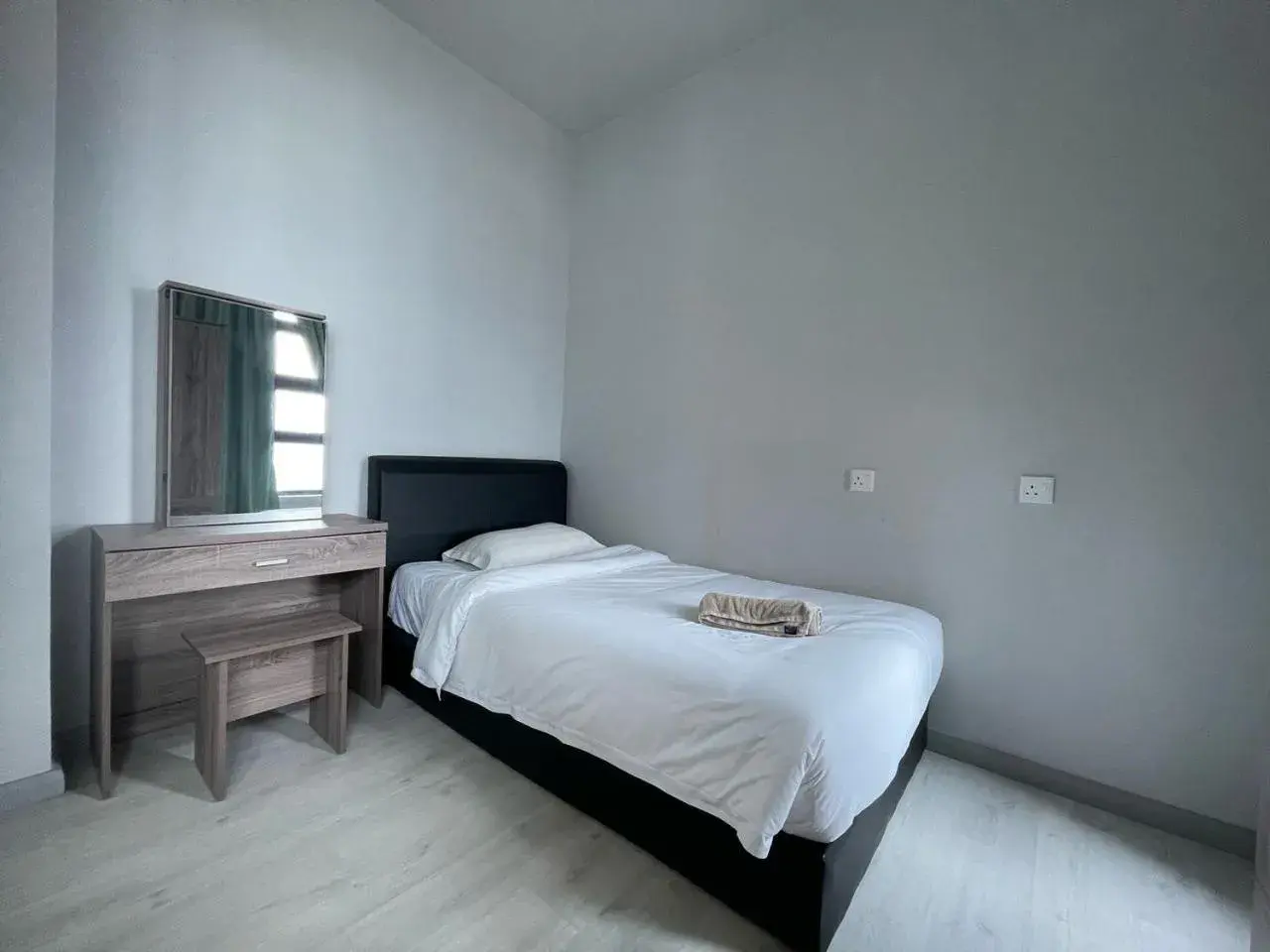 Basic Triple Room in Jesselton Quay by Pinstay Basic Triple Room in Jesselton Quay by Pinstay