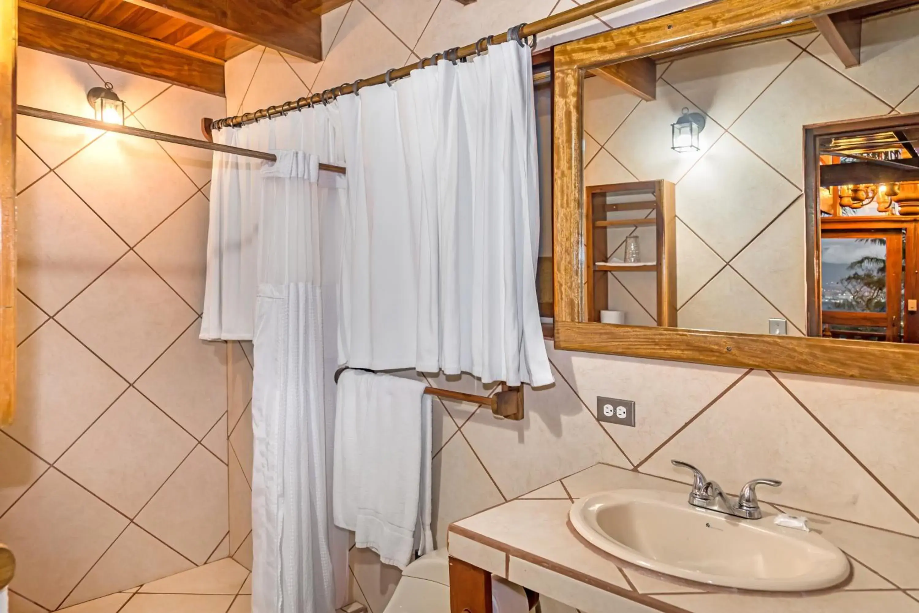 Superior Queen Room - single occupancy in Costa Verde Inn Superior Queen Room - single occupancy in Costa Verde Inn