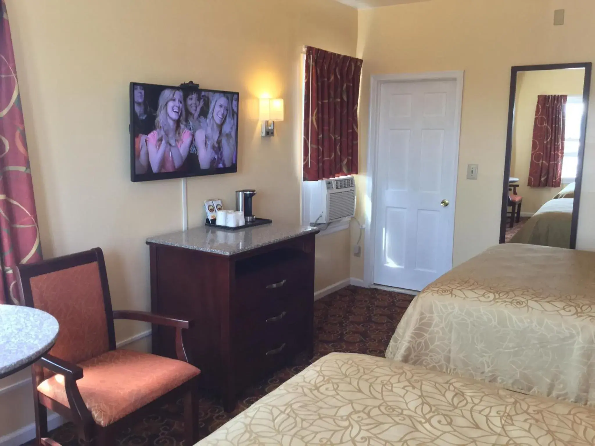 Deluxe Double Room with Two Double Beds - Non-Smoking in Red Carpet Inn-Bridgeton/Vineland Deluxe Double Room with Two Double Beds - Non-Smoking in Red Carpet Inn-Bridgeton/Vineland