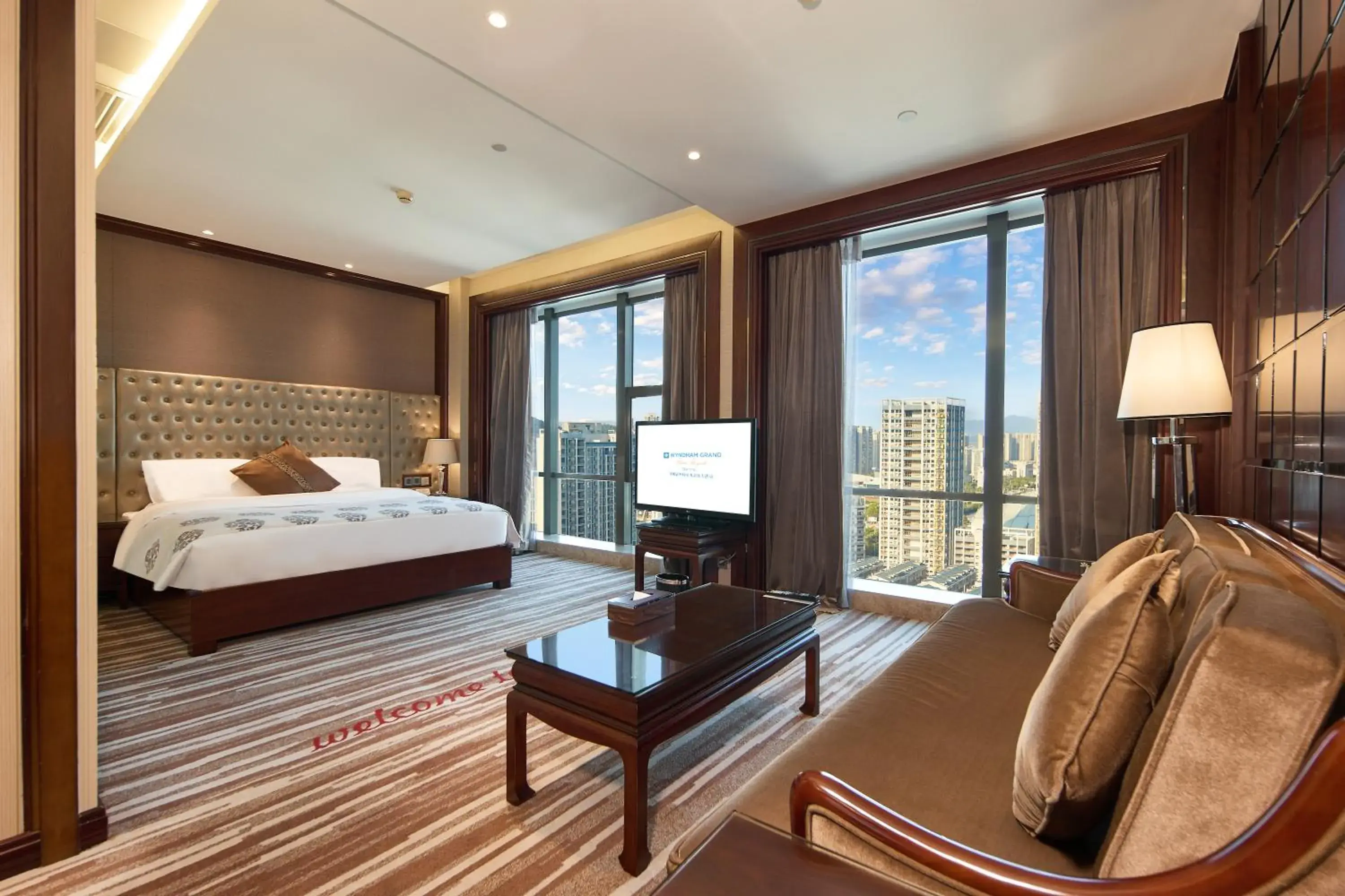Business King Room in Wyndham Grand Plaza Royale Chenzhou Business King Room in Wyndham Grand Plaza Royale Chenzhou