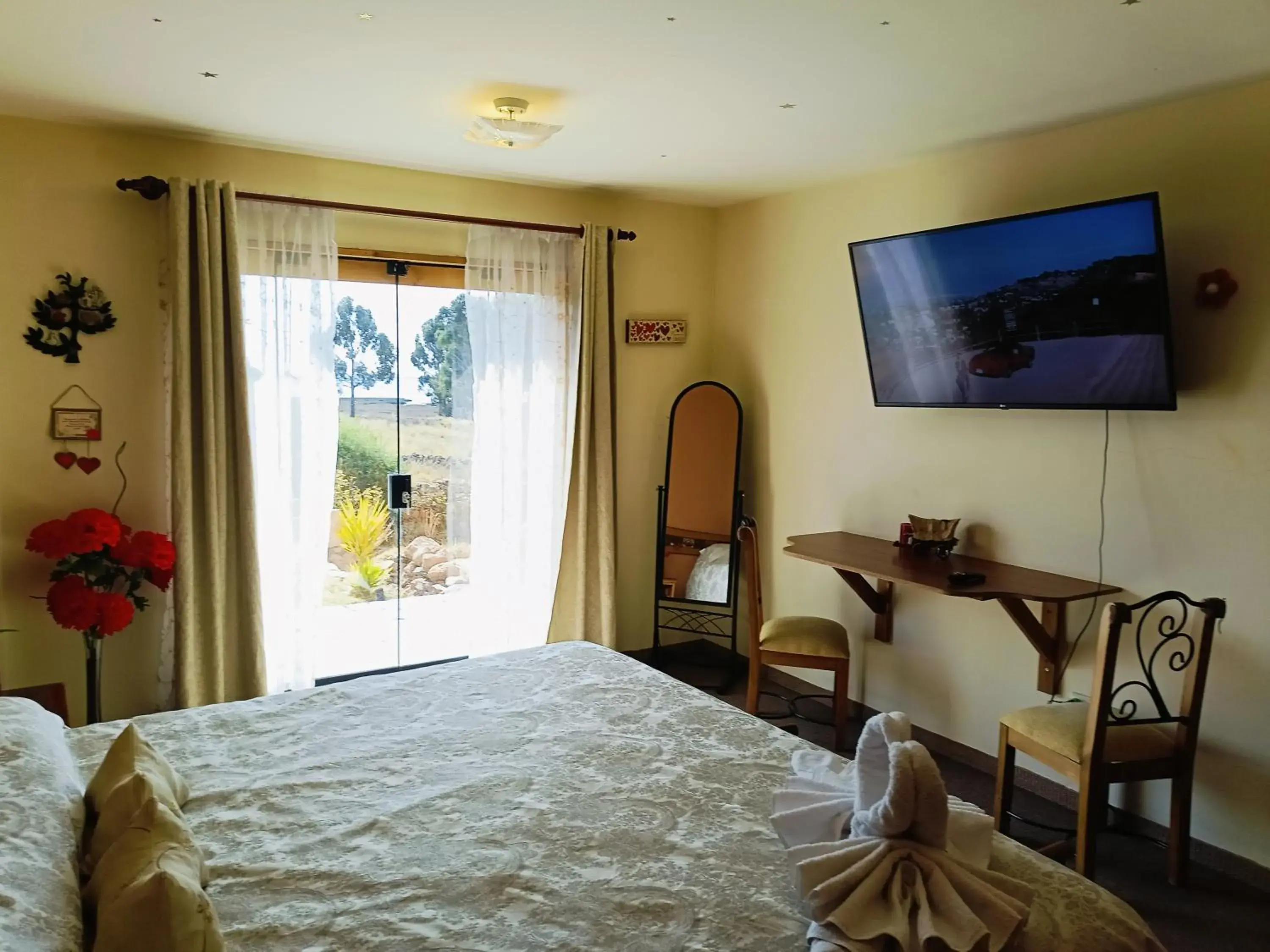 Superior Single Room with Lake View in Hotel Pumakala Superior Single Room with Lake View in Hotel Pumakala