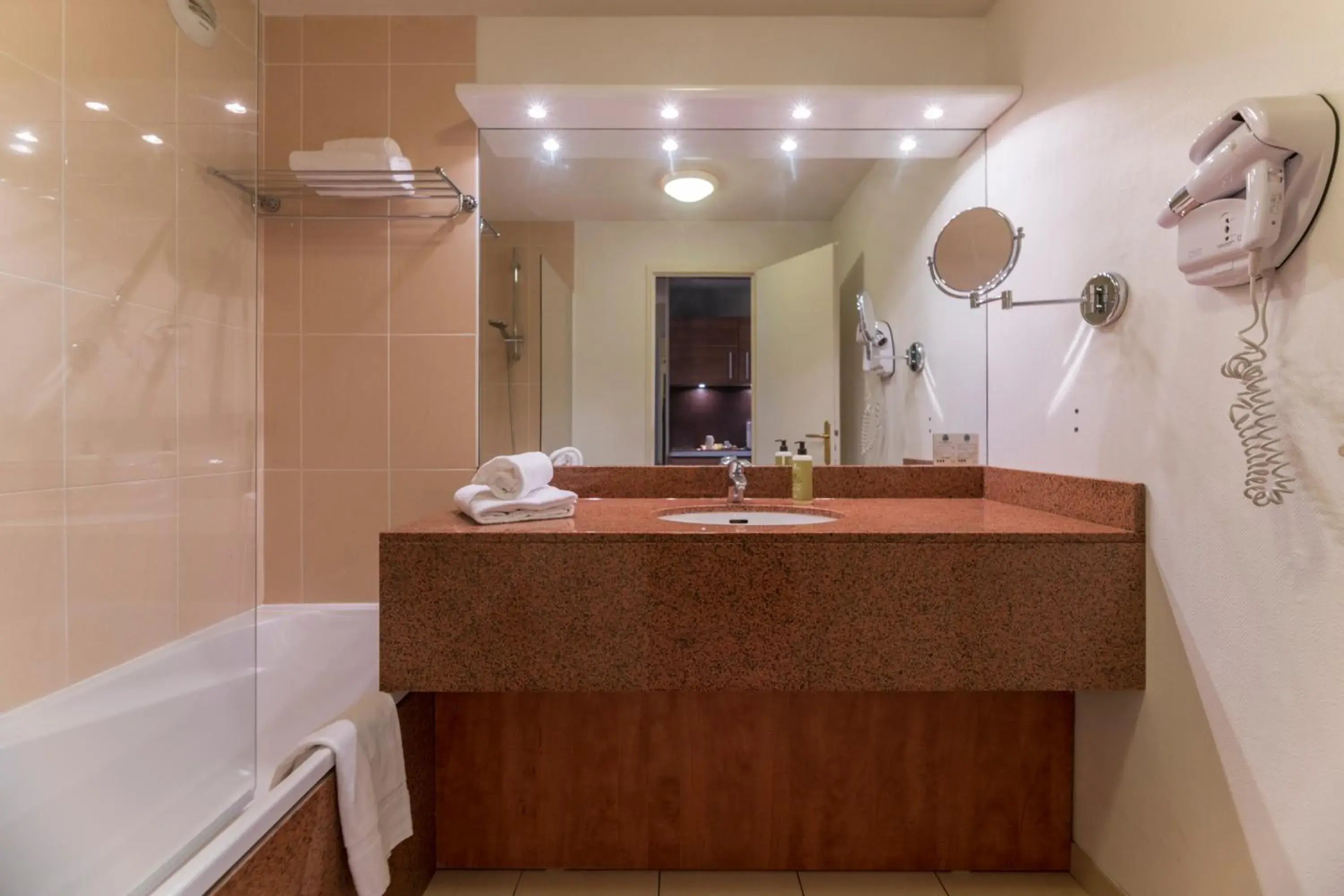 Standard Double Suite - 98 ft² in CERISE Bordeaux Mérignac Aéroport Standard Double Suite - 98 ft² in CERISE Bordeaux Mérignac Aéroport