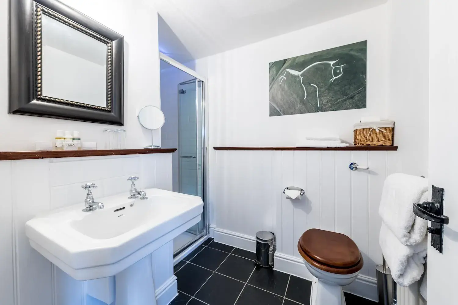 Standard Double or Twin Room with Shower in The Queen's Arms Standard Double or Twin Room with Shower in The Queen's Arms