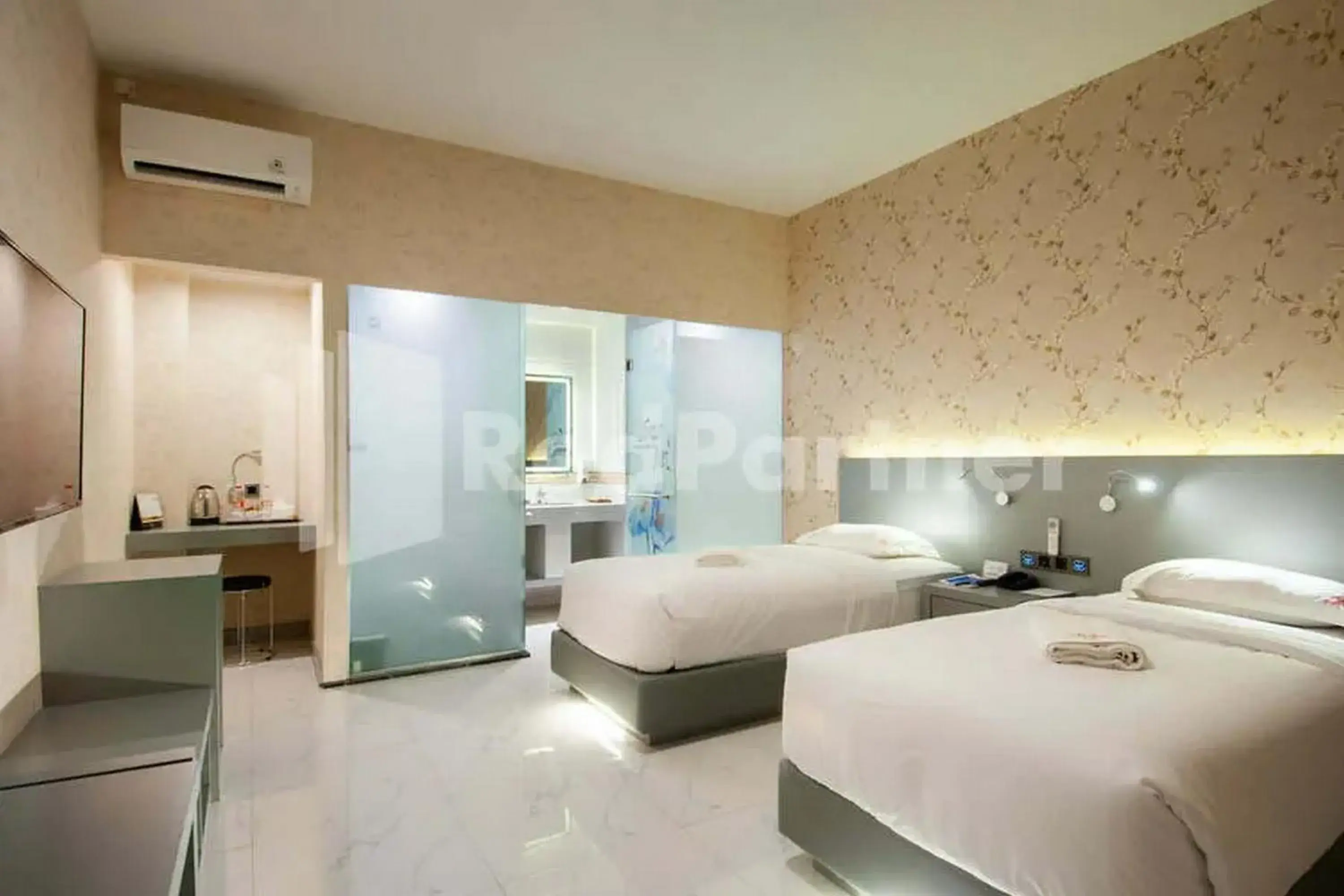 Deluxe Twin Room in Selecta Hotel Medan Petisah R Signature Mitra RedDoorz Deluxe Twin Room in Selecta Hotel Medan Petisah R Signature Mitra RedDoorz