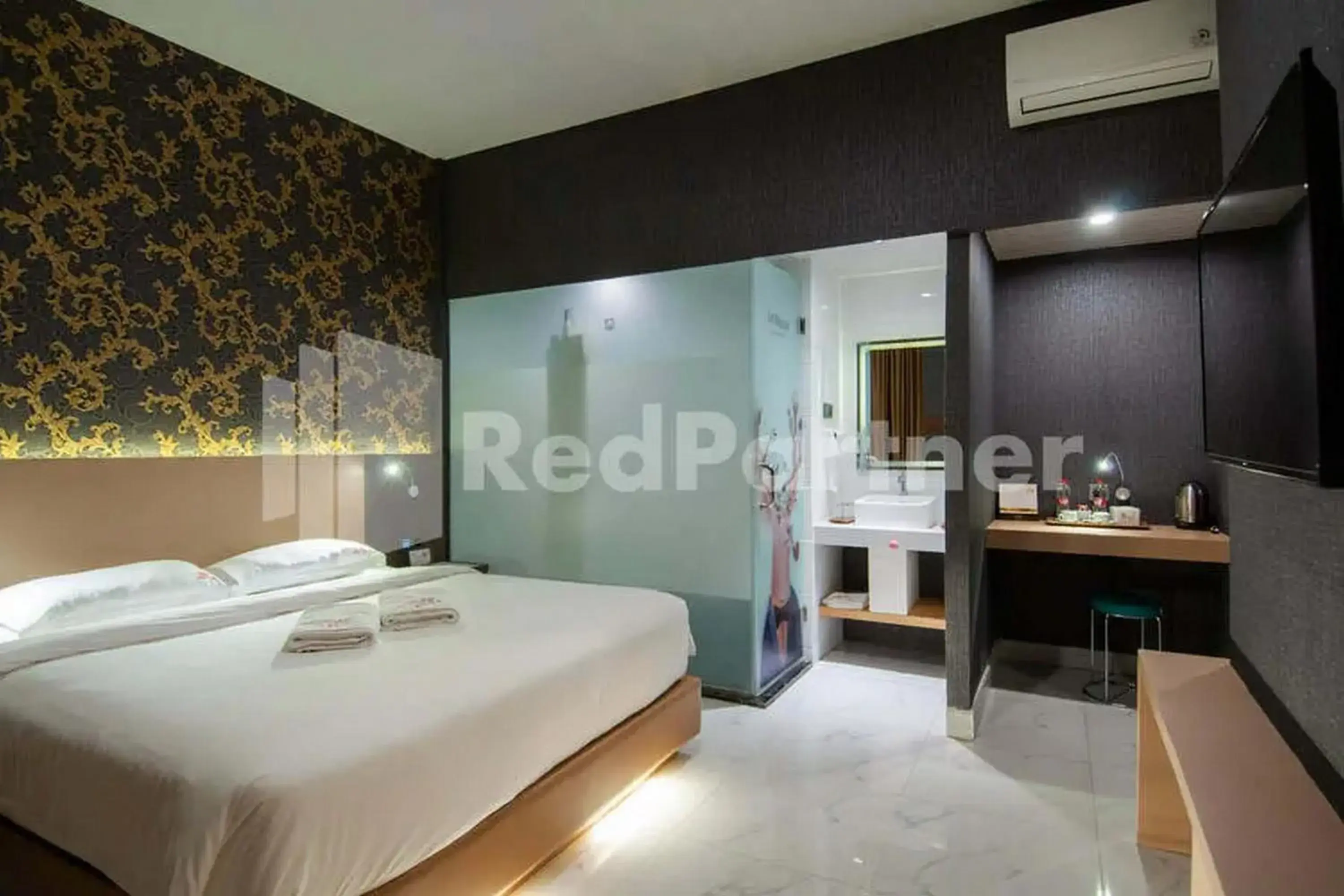 Deluxe Double Room in Selecta Hotel Medan Petisah R Signature Mitra RedDoorz Deluxe Double Room in Selecta Hotel Medan Petisah R Signature Mitra RedDoorz