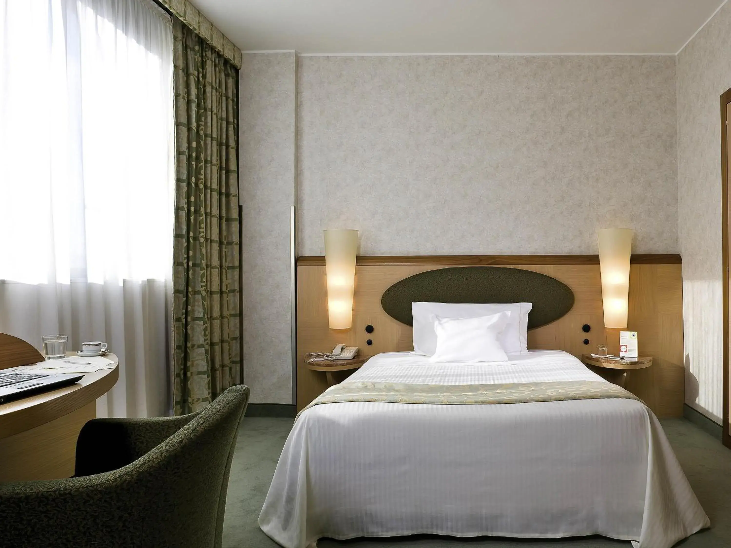 Standard Double Room with one Queen Bed in Mercure Roma West Standard Double Room with one Queen Bed in Mercure Roma West