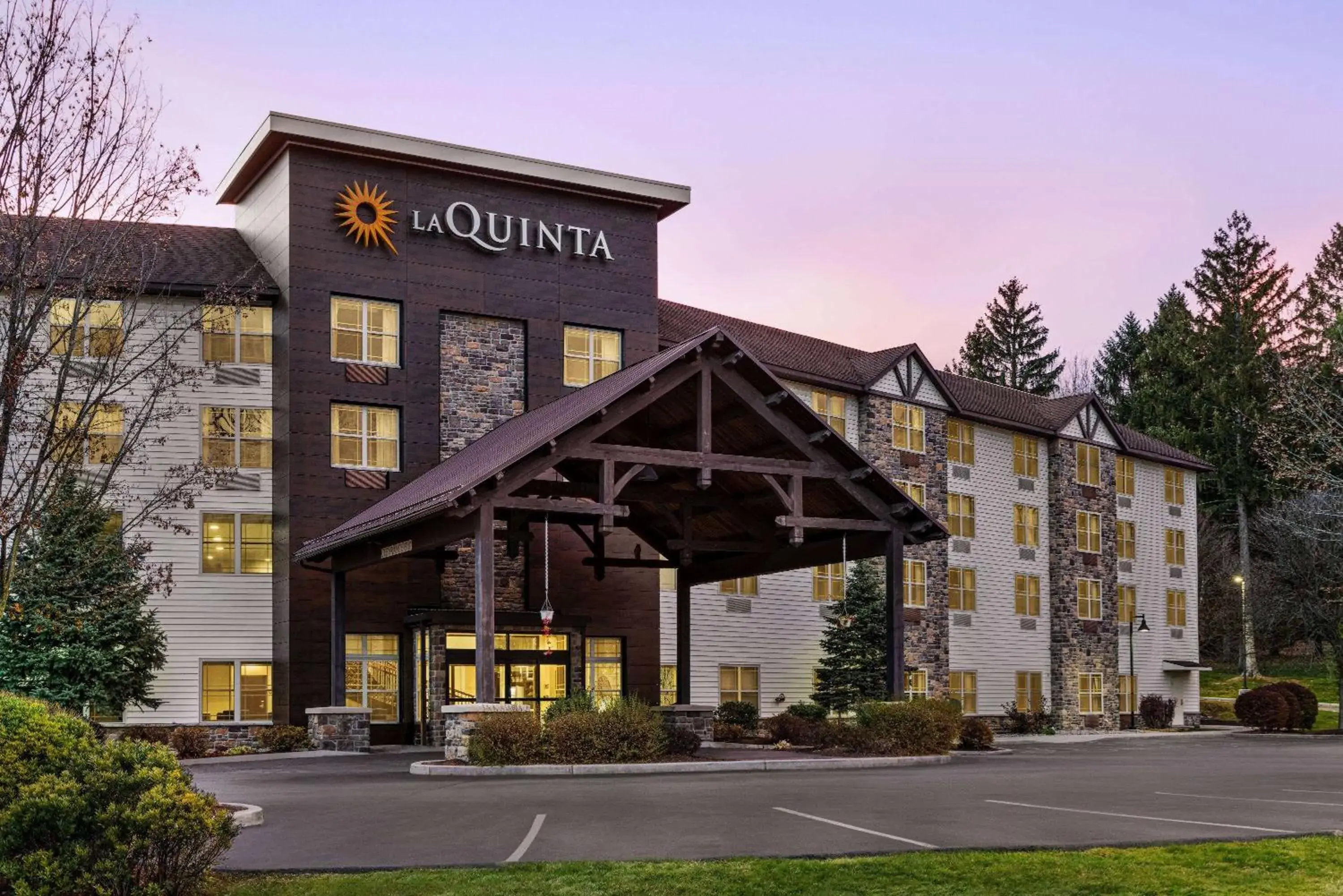 La Quinta Inn & Suites by Wyndham Lake George La Quinta Inn & Suites by Wyndham Lake George