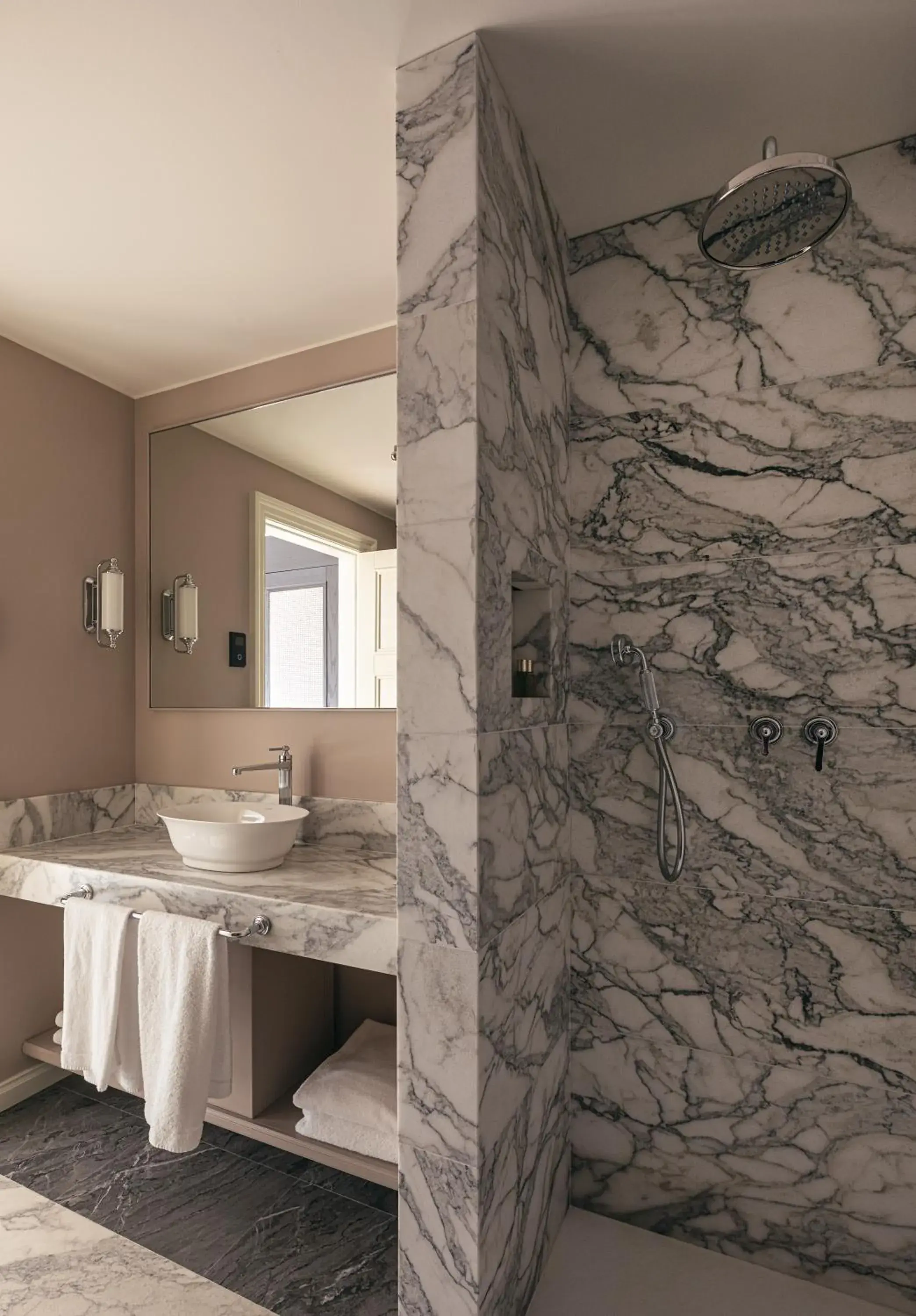 Suite in Hotel Elephant Suite in Hotel Elephant