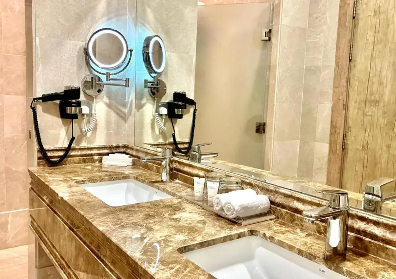 Twin Room with Mountain View - single occupancy in Waves Hotel Twin Room with Mountain View - single occupancy in Waves Hotel