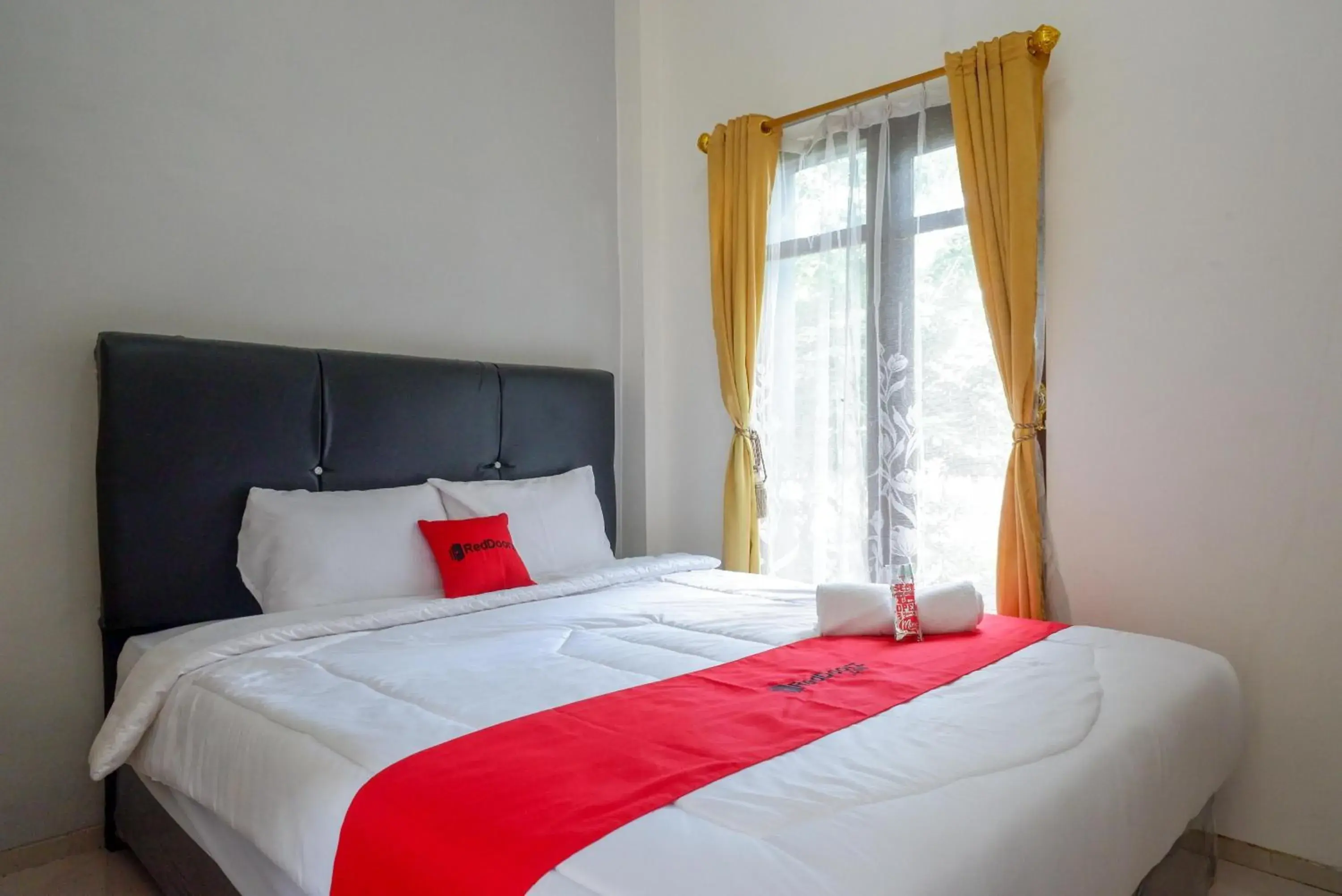 Standard Double Room in RedDoorz @ Kratonan Solo Standard Double Room in RedDoorz @ Kratonan Solo